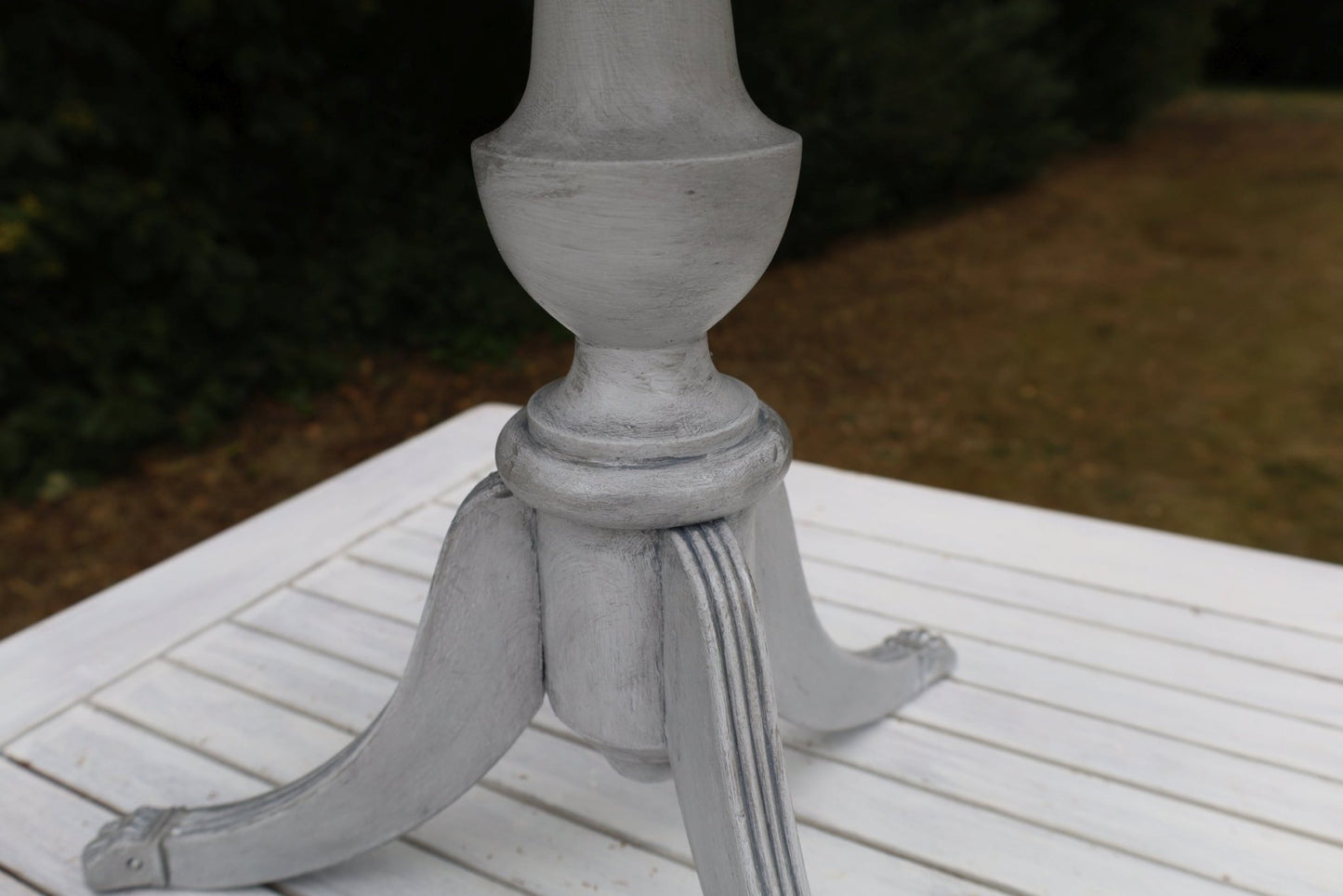 Runder Beistelltisch aus Holz in Grau mit silbernen Akzenten im Shabby Chic Stil