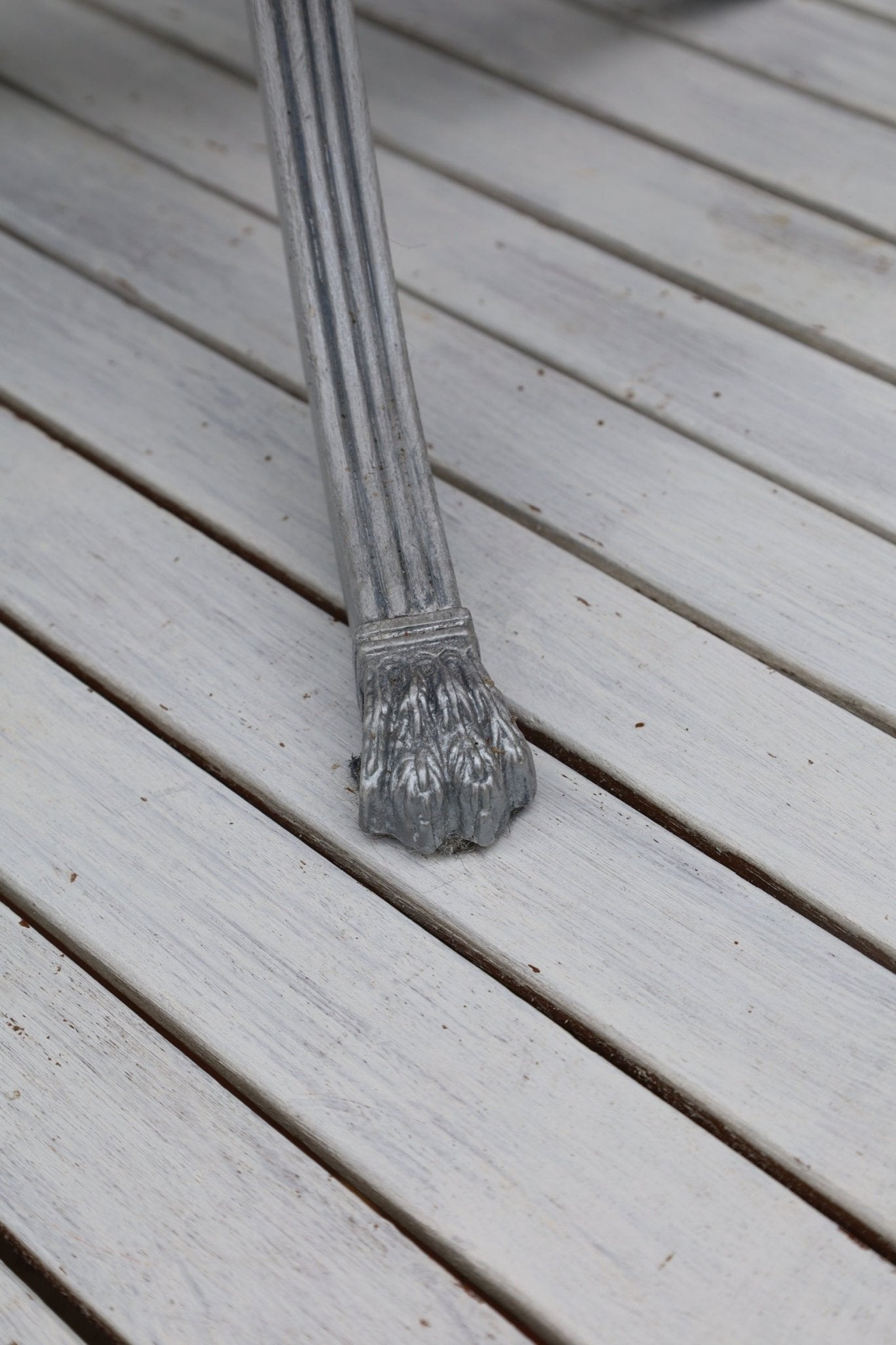 Runder Beistelltisch aus Holz in Grau mit silbernen Akzenten im Shabby Chic Stil