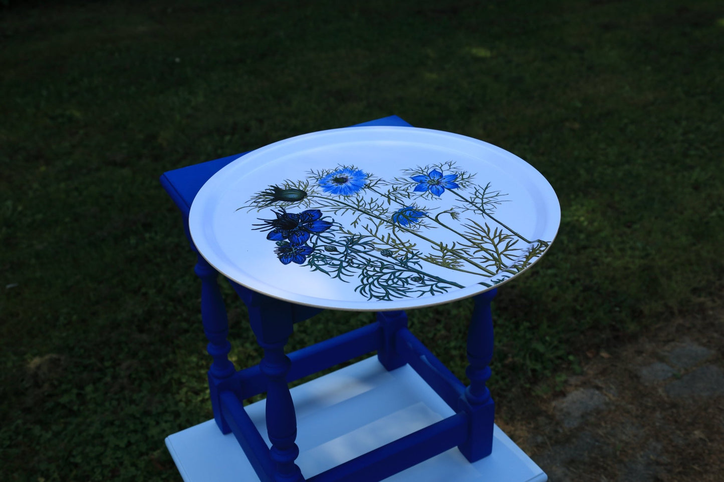 Rundes Holztablett mit Blumenmotiven - Koustrup & Co Dekotablett Blau-Weiß {{ Shabby Chic und Landhaus Deko }} {{ www.Stein-Alt.de }}