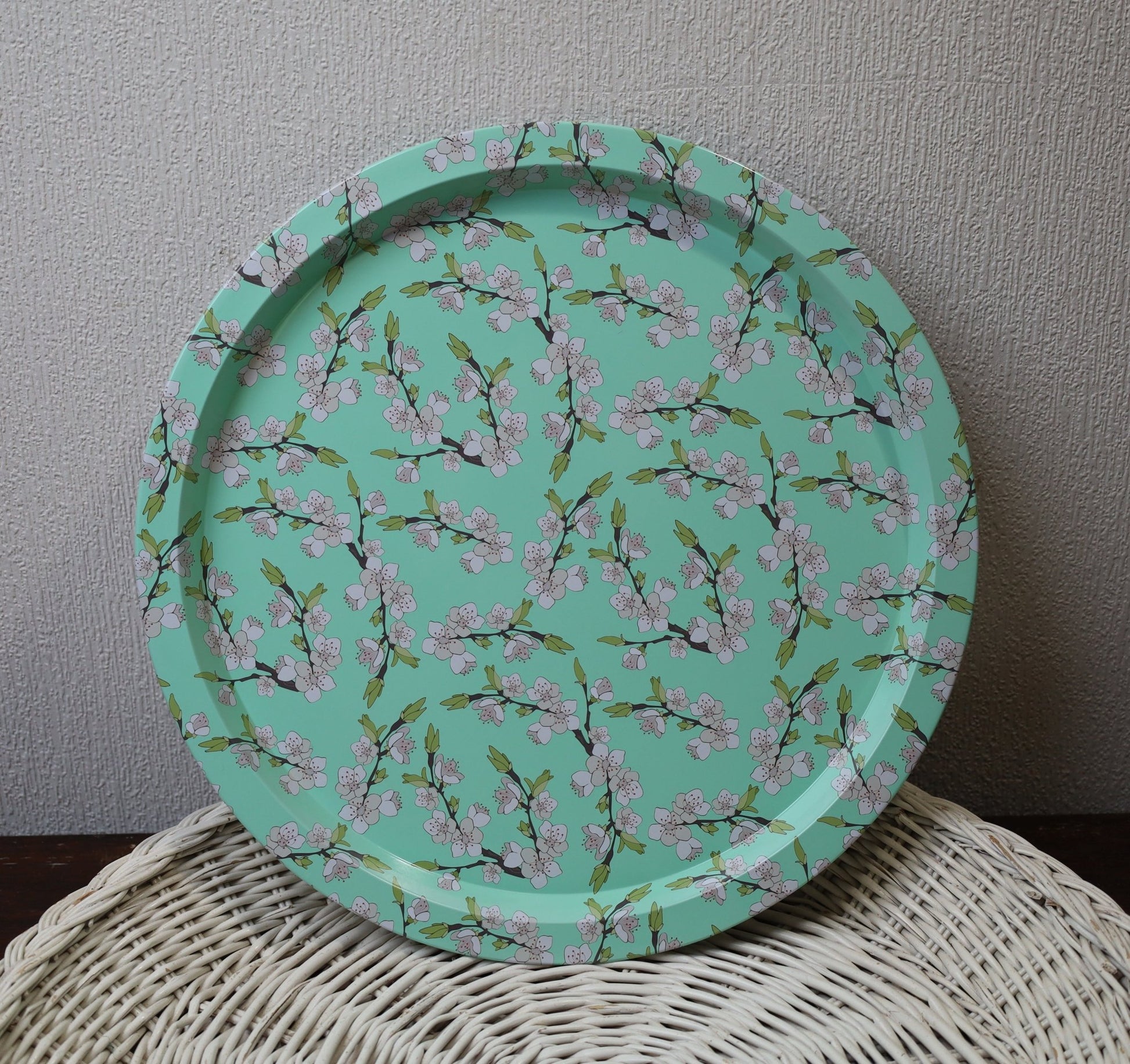 Rundes Metalltablett Grün Ø 32 cm - Blumenmotiv Landhaus-Stil {{ Shabby Chic und Landhaus Deko }} {{ www.Stein-Alt.de }}