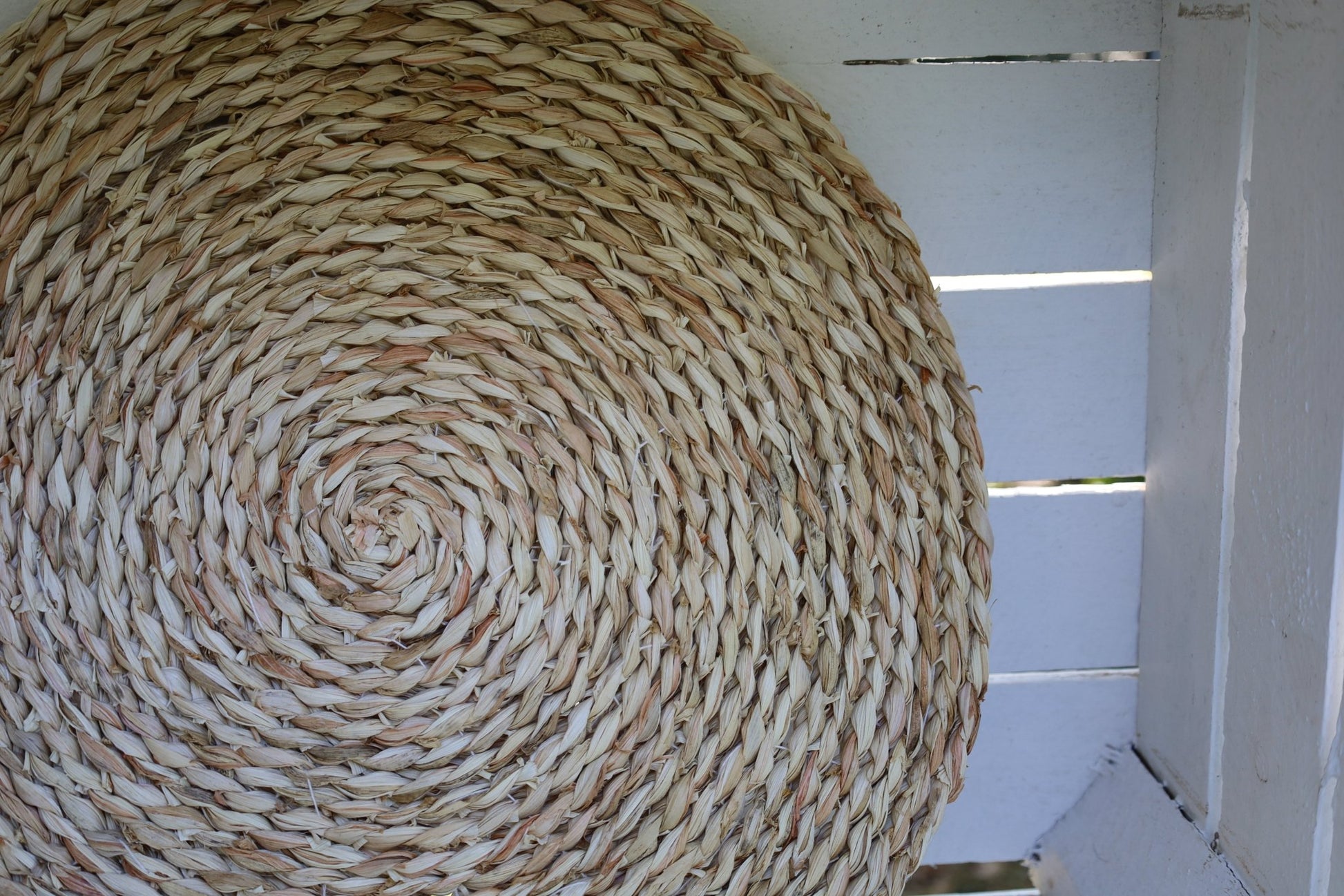 Rundes Stroh Platzdeckchen Ø 38 cm - Maritimer Boho-Stil Beige {{ Shabby Chic und Landhaus Deko }} {{ www.Stein-Alt.de }}