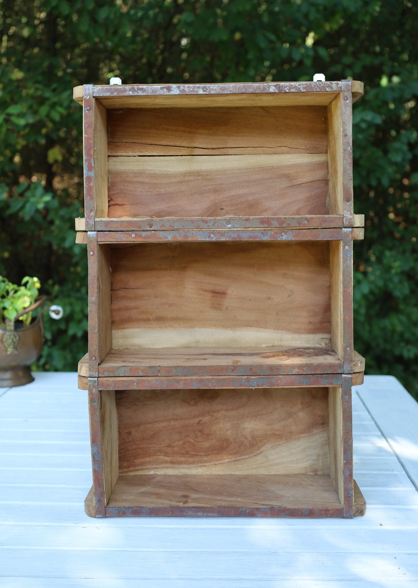 Rustikales Wandregal aus Holz-Ziegelformen – Vintage Braun Vertikal {{ Shabby Chic und Landhaus Deko }} {{ www.Stein-Alt.de }}