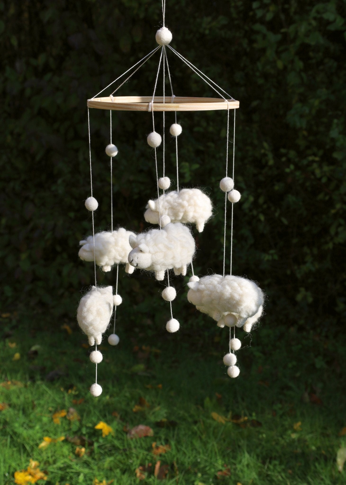 Schäfchen Mobile aus Filz – Handgemacht, FairMade & RWS-zertifiziert {{ Shabby Chic und Landhaus Deko }} {{ www.Stein-Alt.de }}