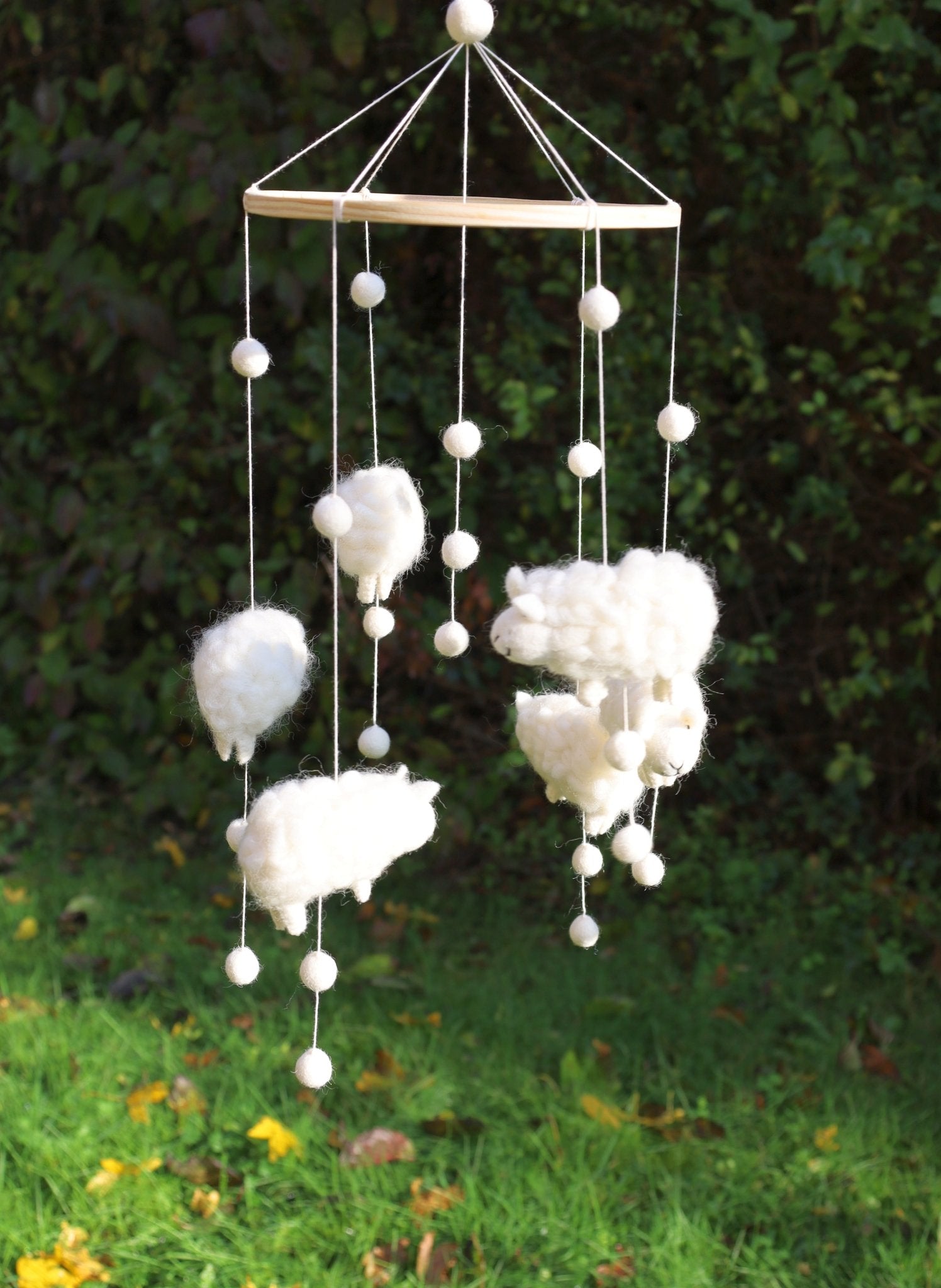 Schäfchen Mobile aus Filz – Handgemacht, FairMade & RWS-zertifiziert {{ Shabby Chic und Landhaus Deko }} {{ www.Stein-Alt.de }}