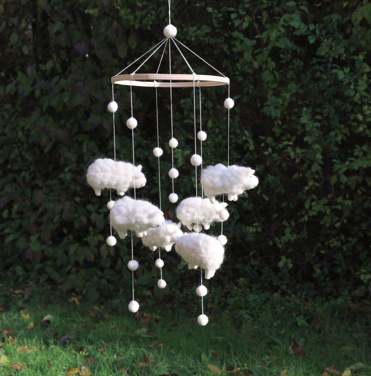 Schäfchen Mobile aus Filz – Handgemacht, FairMade & RWS-zertifiziert {{ Shabby Chic und Landhaus Deko }} {{ www.Stein-Alt.de }}