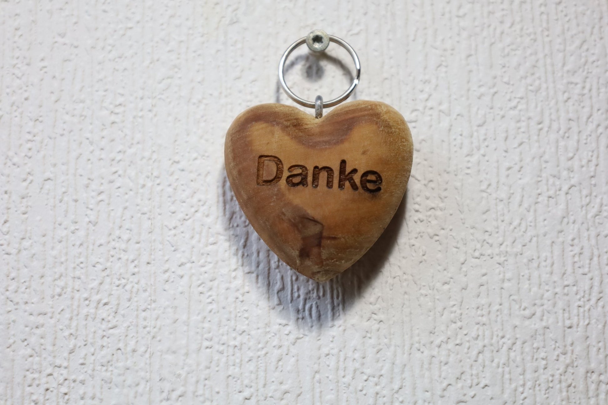 Schlüsselanhänger Herz aus Olivenholz mit Gravur 'Danke' - Handgefertigtes Geschenk {{ Shabby Chic und Landhaus Deko }} {{ www.Stein-Alt.de }}
