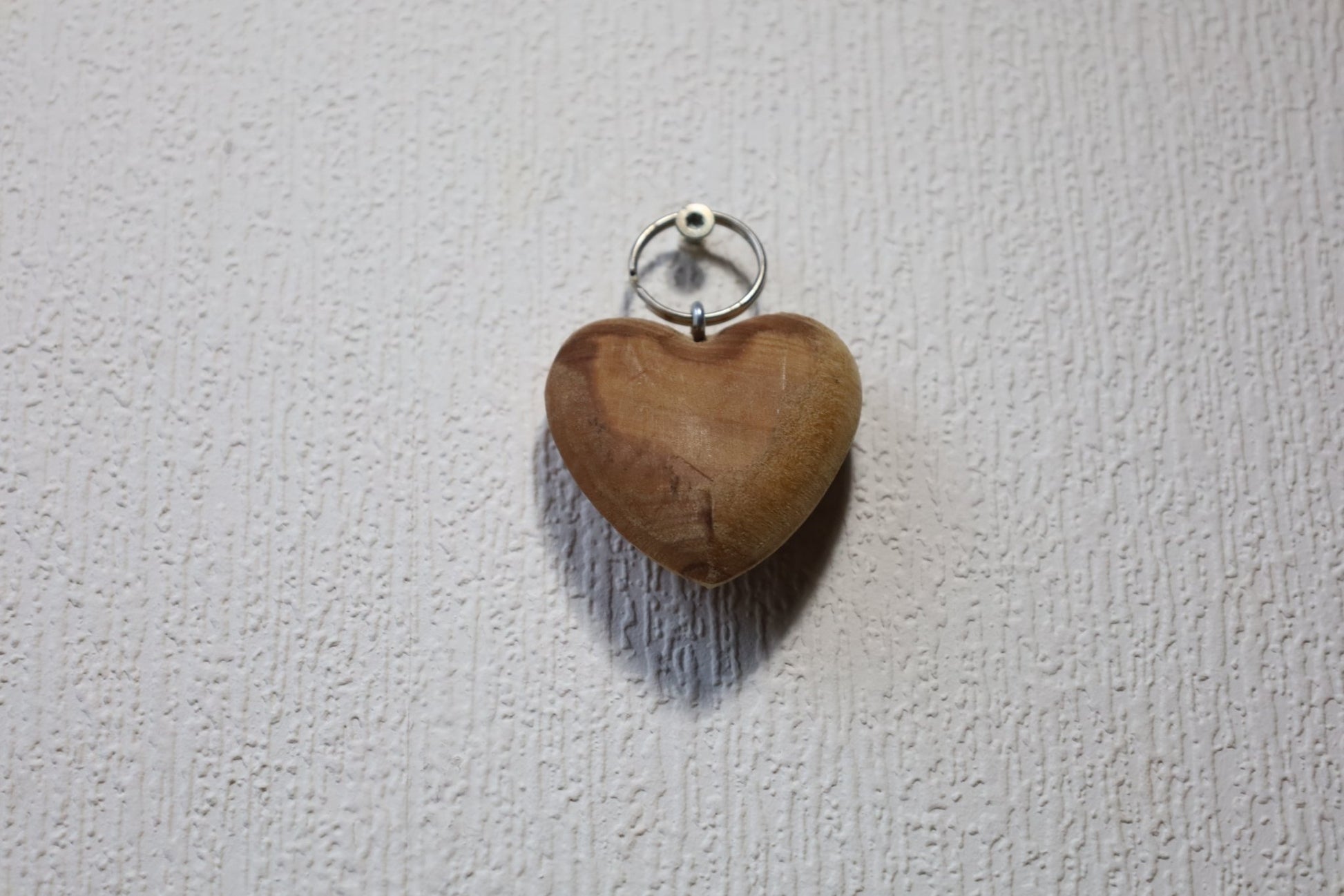 Schlüsselanhänger Herz aus Olivenholz mit Gravur 'Danke' - Handgefertigtes Geschenk {{ Shabby Chic und Landhaus Deko }} {{ www.Stein-Alt.de }}