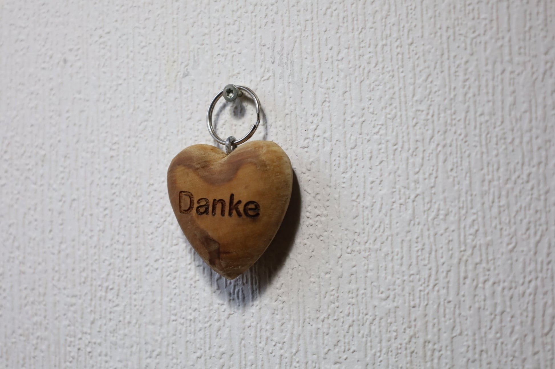 Schlüsselanhänger Herz aus Olivenholz mit Gravur 'Danke' - Handgefertigtes Geschenk {{ Shabby Chic und Landhaus Deko }} {{ www.Stein-Alt.de }}