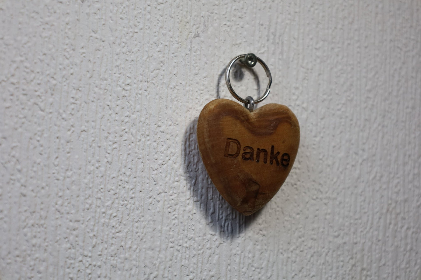 Schlüsselanhänger Herz aus Olivenholz mit Gravur 'Danke' - Handgefertigtes Geschenk {{ Shabby Chic und Landhaus Deko }} {{ www.Stein-Alt.de }}