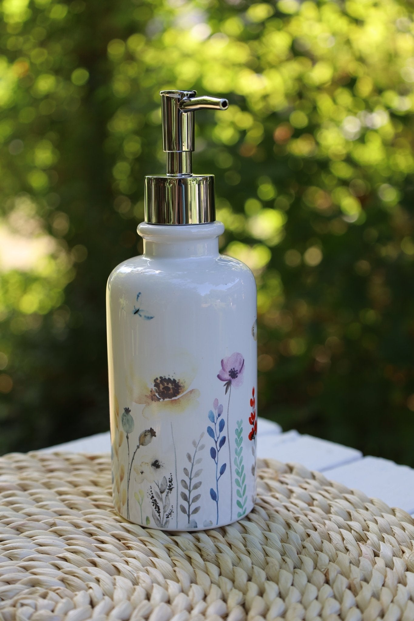 Seifenspender aus Keramik in Weiß mit buntem Blumenmotiv {{ Shabby Chic und Landhaus Deko }} {{ www.Stein-Alt.de }}