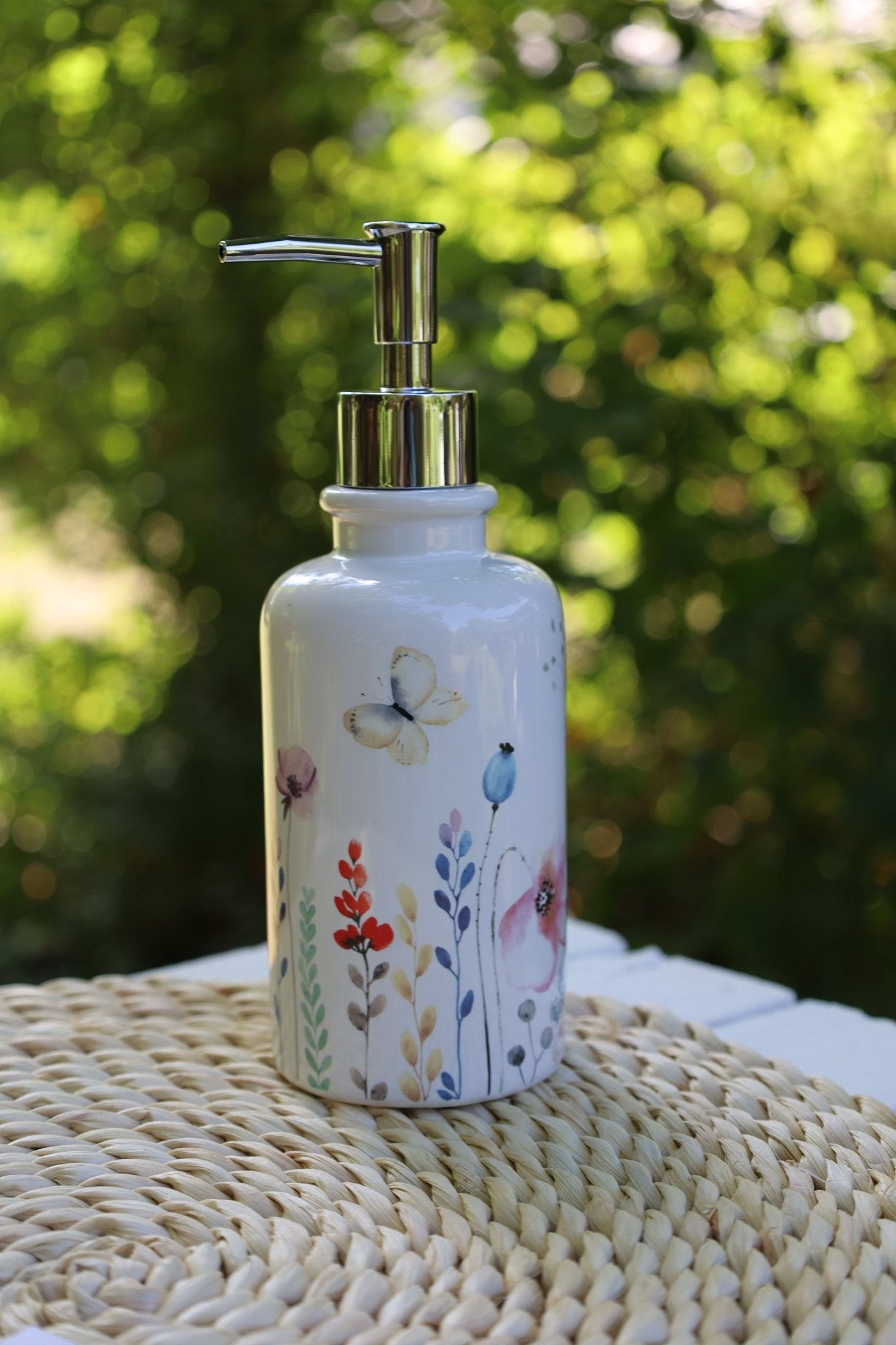 Seifenspender aus Keramik in Weiß mit buntem Blumenmotiv {{ Shabby Chic und Landhaus Deko }} {{ www.Stein-Alt.de }}