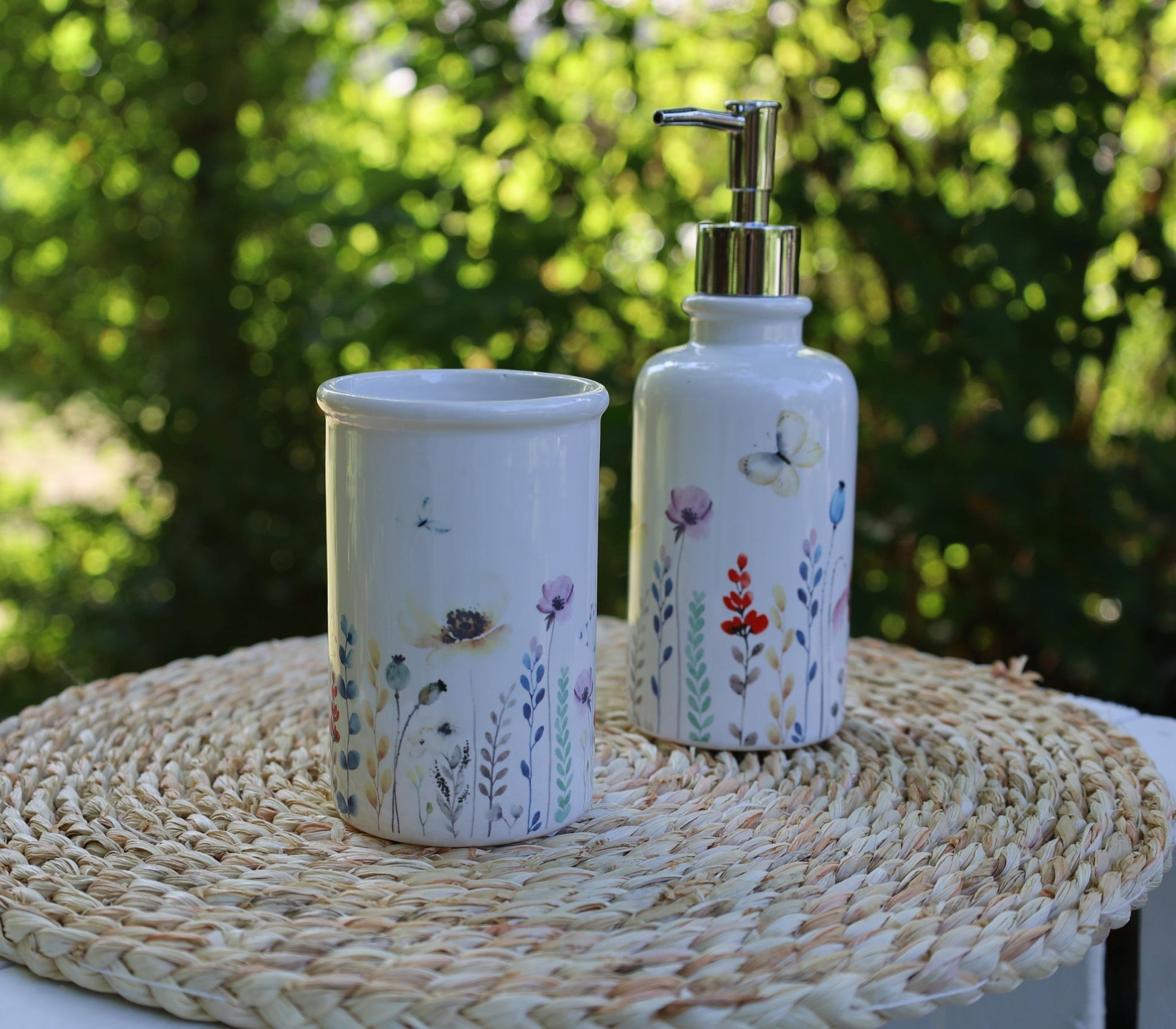 Seifenspender aus Keramik in Weiß mit buntem Blumenmotiv {{ Shabby Chic und Landhaus Deko }} {{ www.Stein-Alt.de }}
