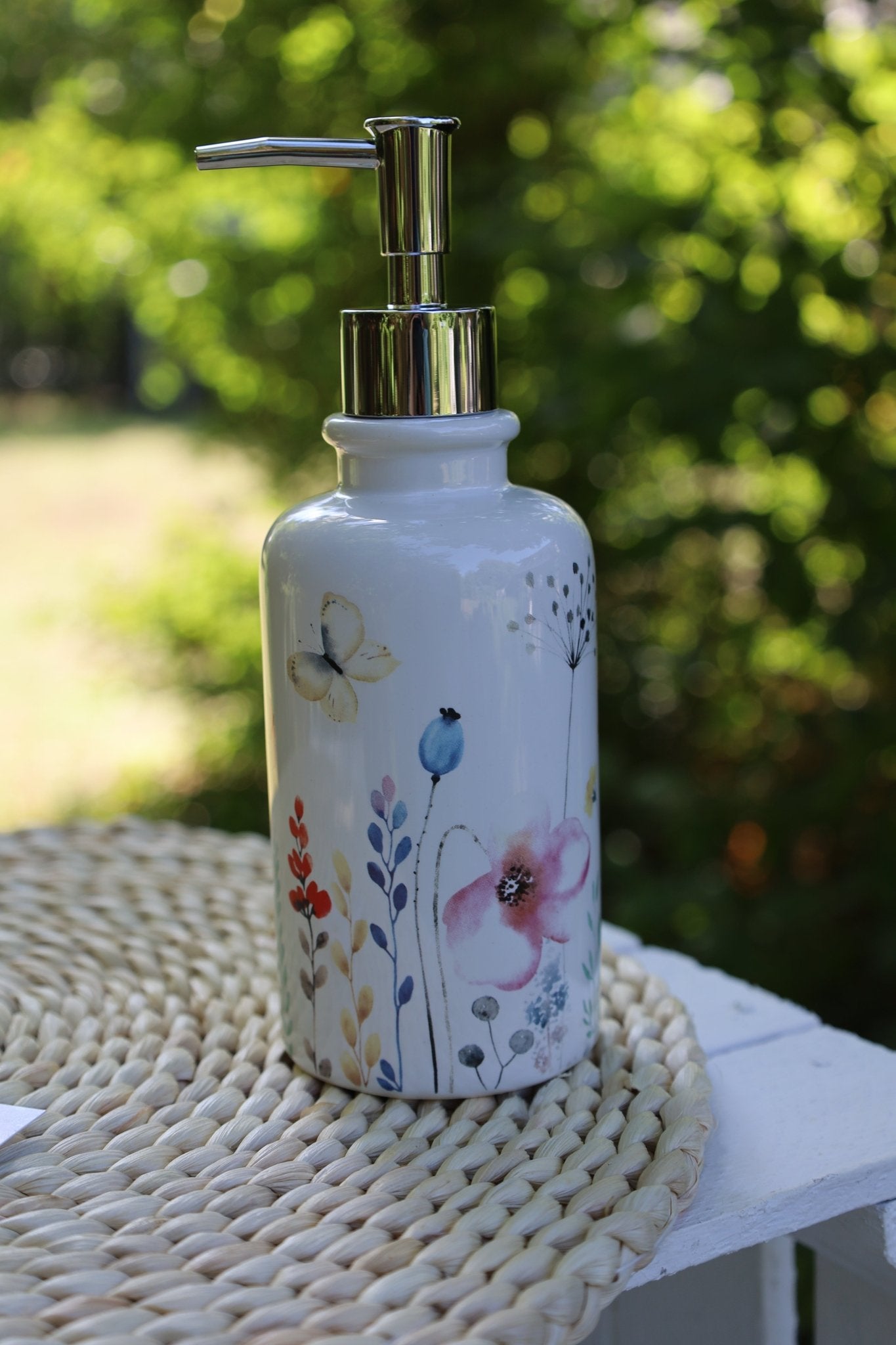 Seifenspender aus Keramik in Weiß mit buntem Blumenmotiv {{ Shabby Chic und Landhaus Deko }} {{ www.Stein-Alt.de }}