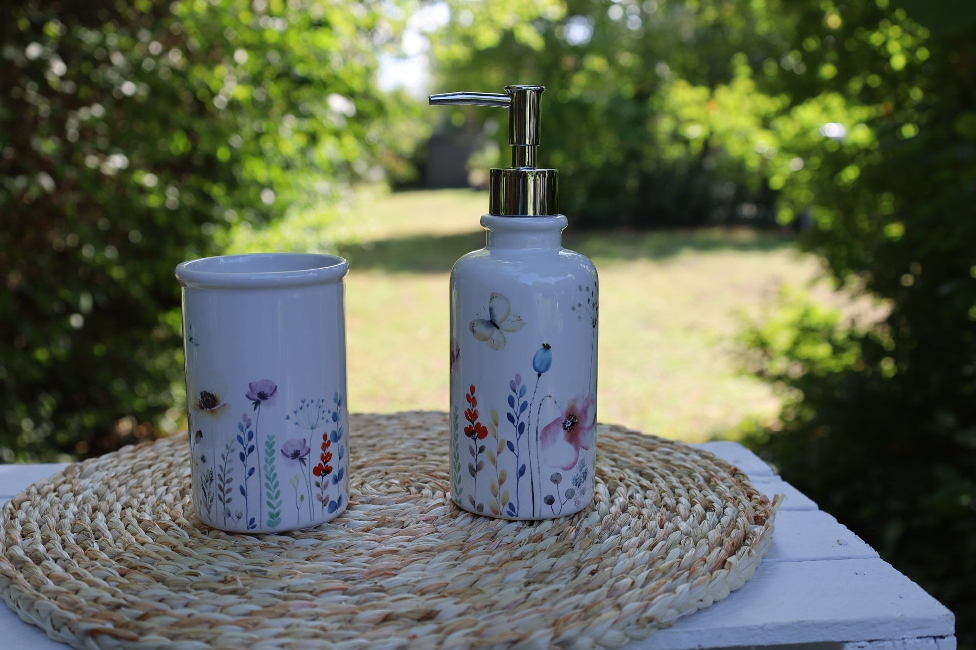 Seifenspender aus Keramik in Weiß mit buntem Blumenmotiv {{ Shabby Chic und Landhaus Deko }} {{ www.Stein-Alt.de }}