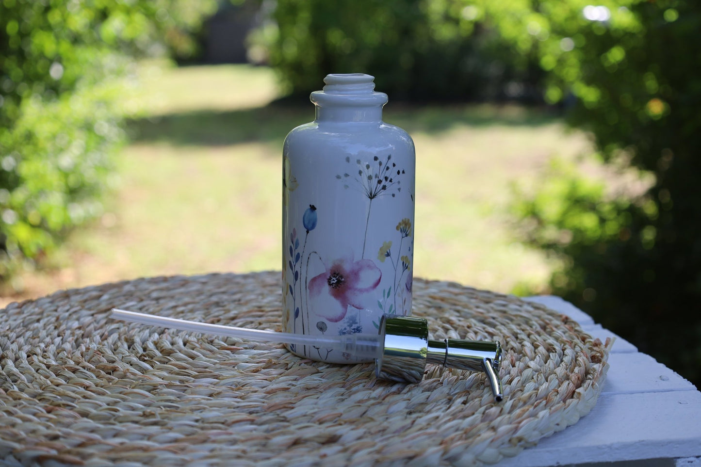 Seifenspender aus Keramik in Weiß mit buntem Blumenmotiv {{ Shabby Chic und Landhaus Deko }} {{ www.Stein-Alt.de }}