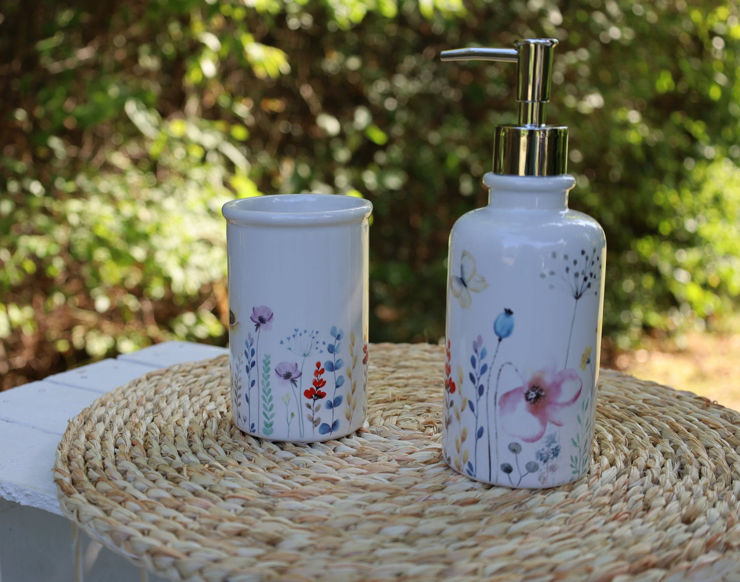Seifenspender aus Keramik in Weiß mit buntem Blumenmotiv {{ Shabby Chic und Landhaus Deko }} {{ www.Stein-Alt.de }}