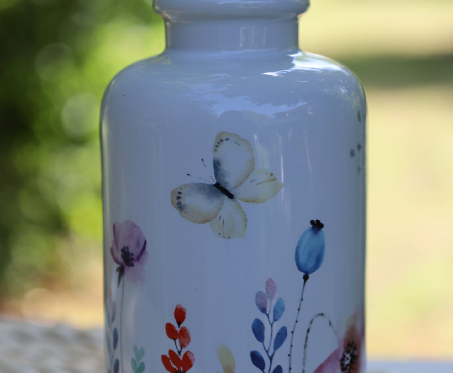 Seifenspender aus Keramik in Weiß mit buntem Blumenmotiv {{ Shabby Chic und Landhaus Deko }} {{ www.Stein-Alt.de }}
