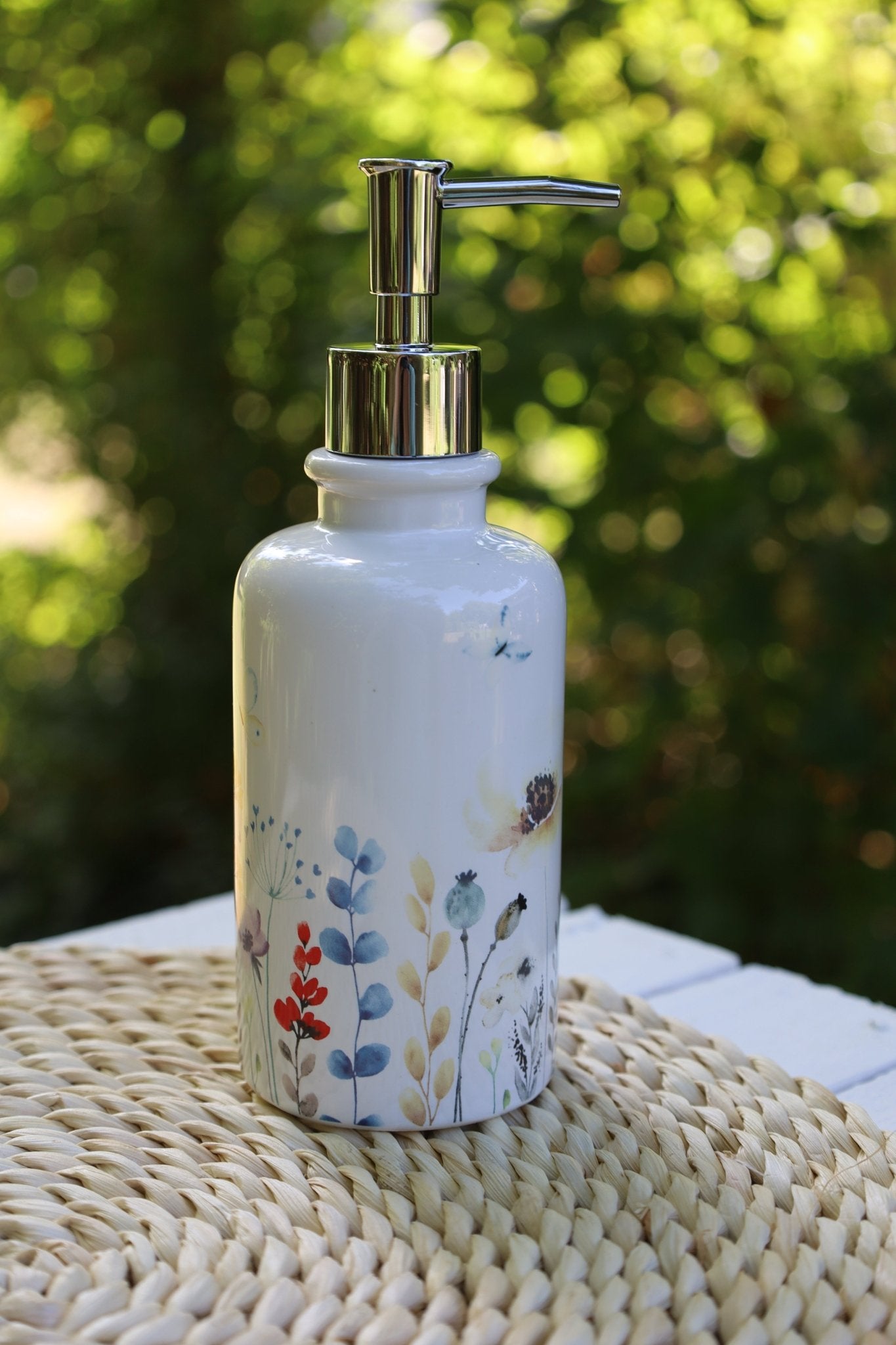 Seifenspender aus Keramik in Weiß mit buntem Blumenmotiv {{ Shabby Chic und Landhaus Deko }} {{ www.Stein-Alt.de }}