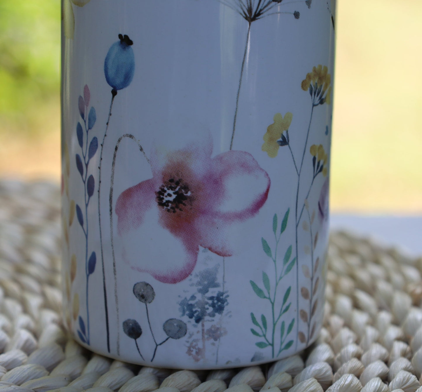 Seifenspender aus Keramik in Weiß mit buntem Blumenmotiv {{ Shabby Chic und Landhaus Deko }} {{ www.Stein-Alt.de }}
