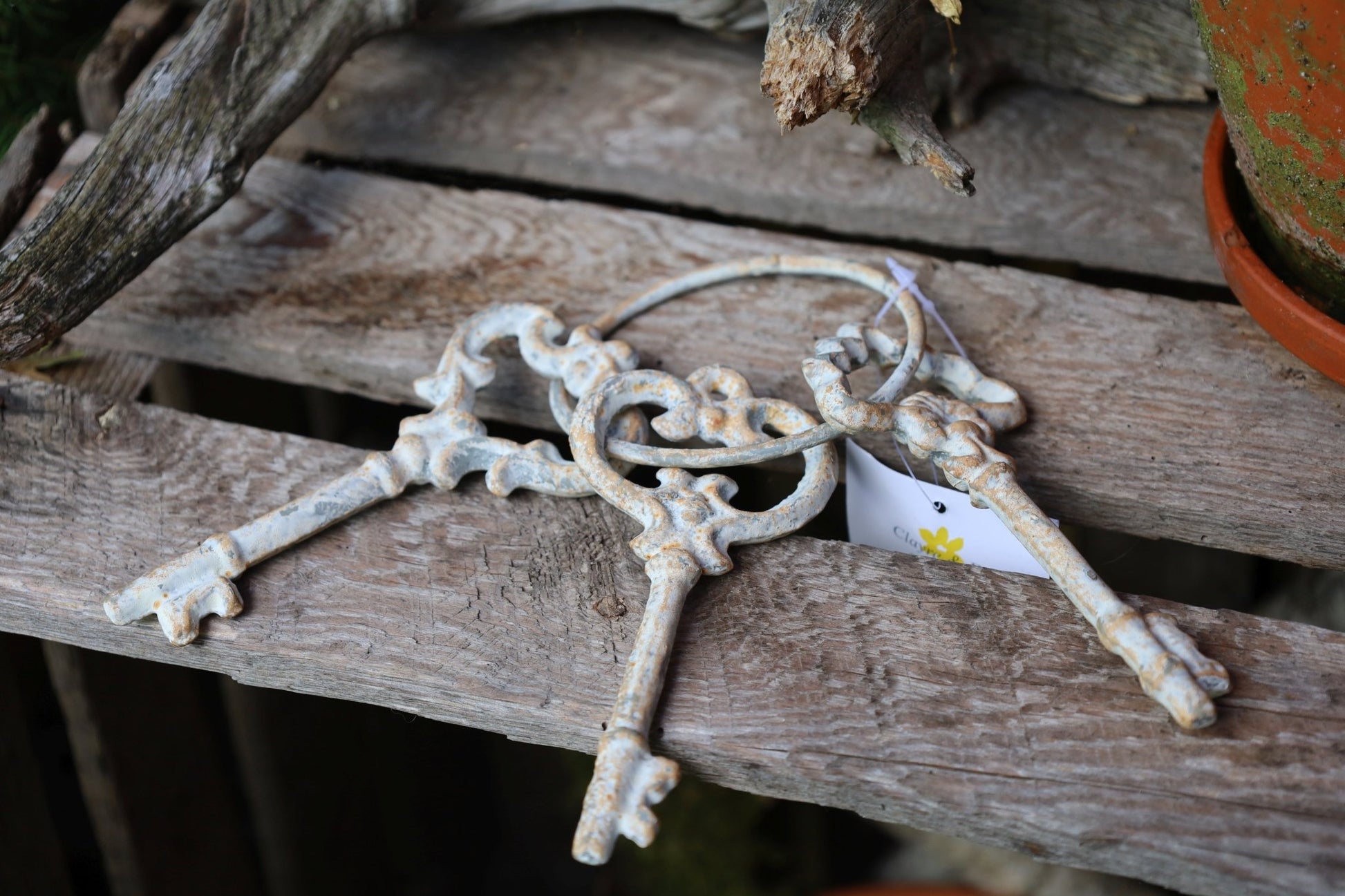 Deko-Schlüsselbund Gusseisen Weiß | Shabby Chic Vintage Landhaus 19 cm {{ Shabby Chic und Landhaus Deko }} {{ www.Stein-Alt.de }}