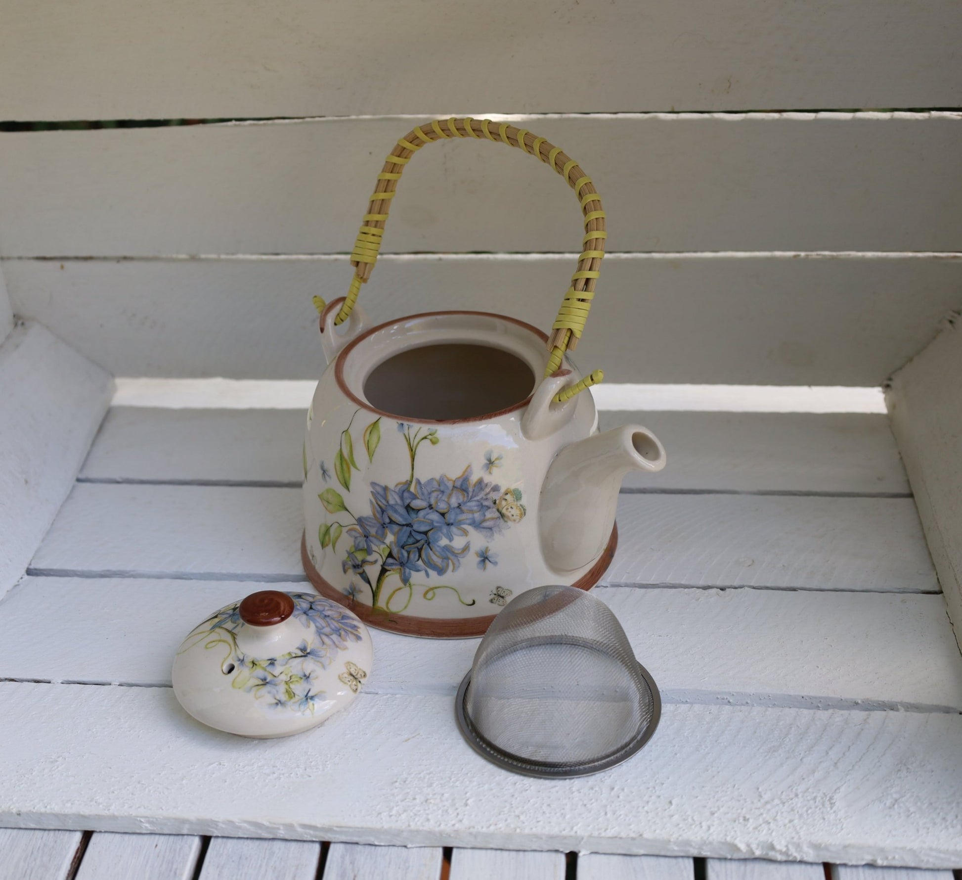 Teekanne aus Keramik inklusive Teesieb, 800 ml mit Blumenmotiv, Landhausstil {{ Shabby Chic und Landhaus Deko }} {{ www.Stein-Alt.de }}