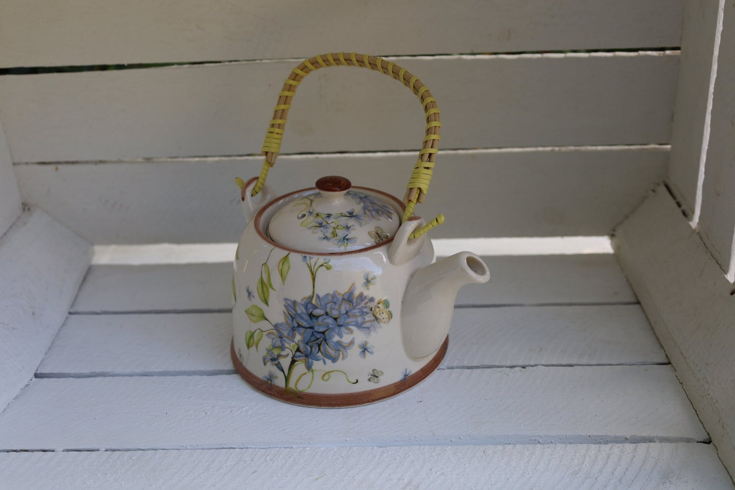 Teekanne aus Keramik inklusive Teesieb, 800 ml mit Blumenmotiv, Landhausstil {{ Shabby Chic und Landhaus Deko }} {{ www.Stein-Alt.de }}