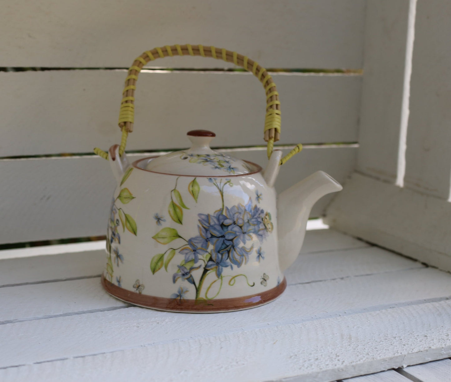 Teekanne aus Keramik inklusive Teesieb, 800 ml mit Blumenmotiv, Landhausstil {{ Shabby Chic und Landhaus Deko }} {{ www.Stein-Alt.de }}