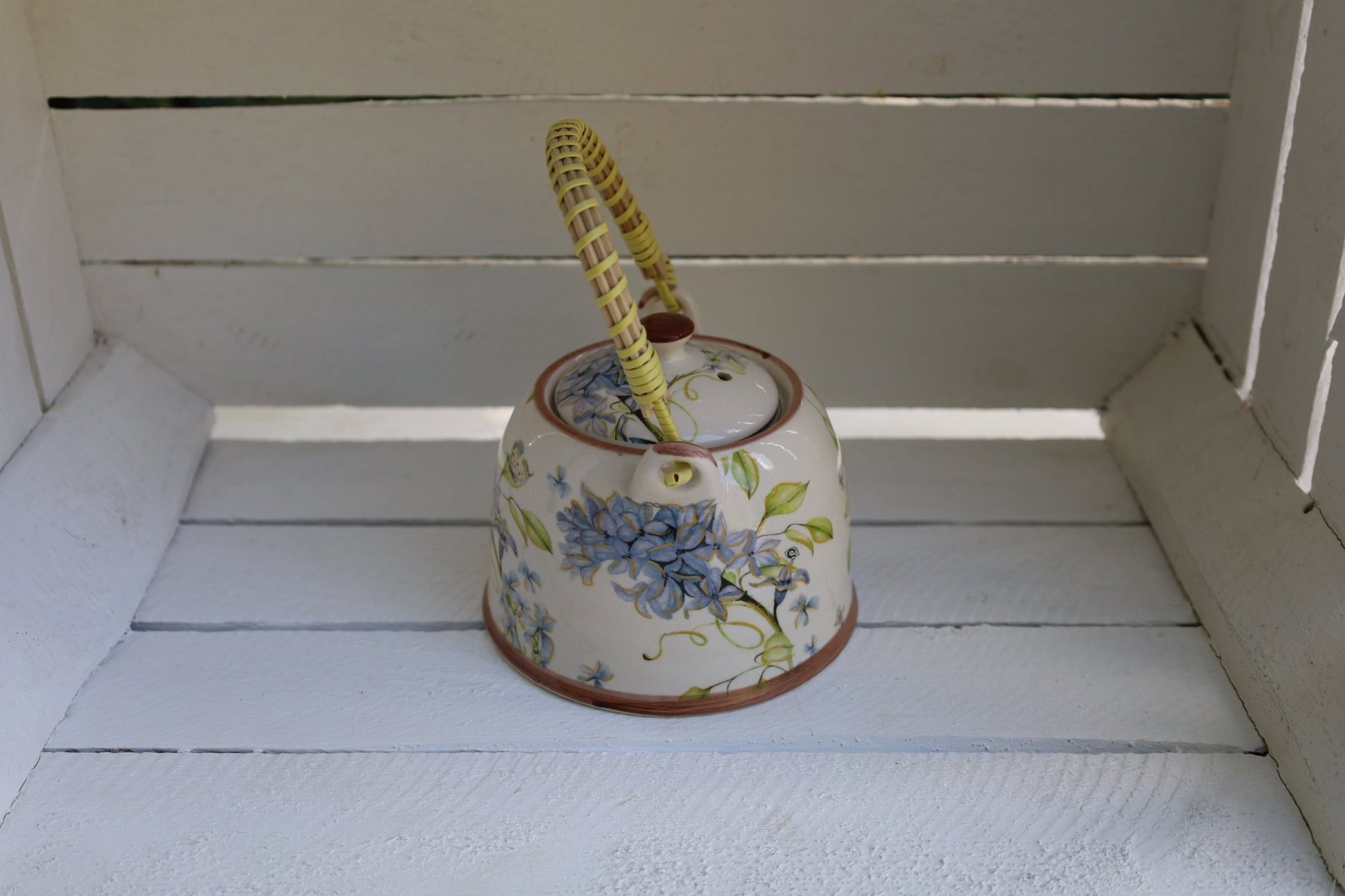 Teekanne aus Keramik inklusive Teesieb, 800 ml mit Blumenmotiv, Landhausstil {{ Shabby Chic und Landhaus Deko }} {{ www.Stein-Alt.de }}