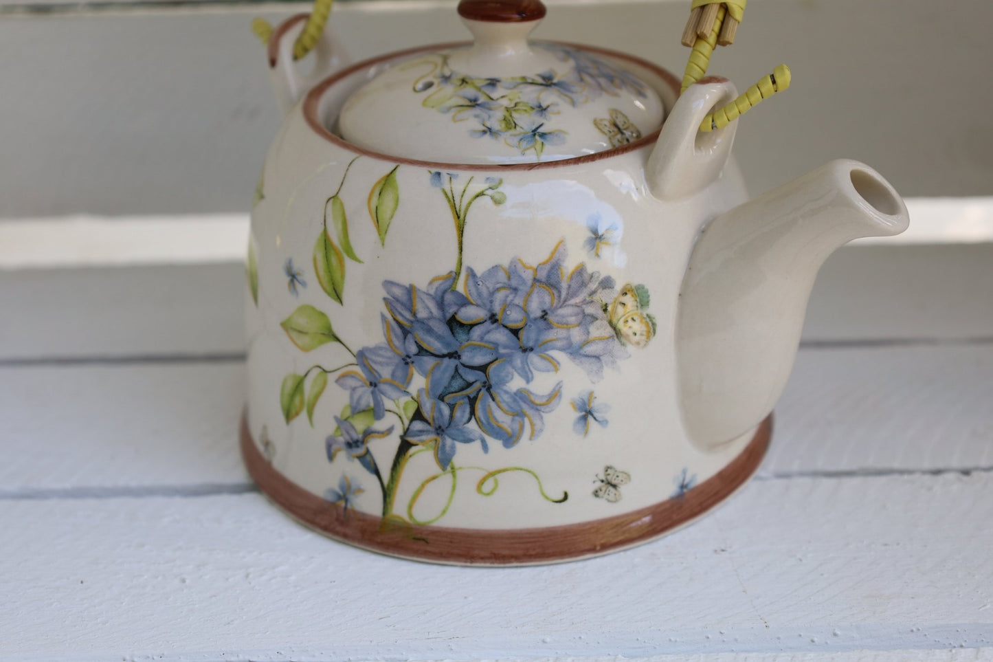 Teekanne aus Keramik inklusive Teesieb, 800 ml mit Blumenmotiv, Landhausstil {{ Shabby Chic und Landhaus Deko }} {{ www.Stein-Alt.de }}