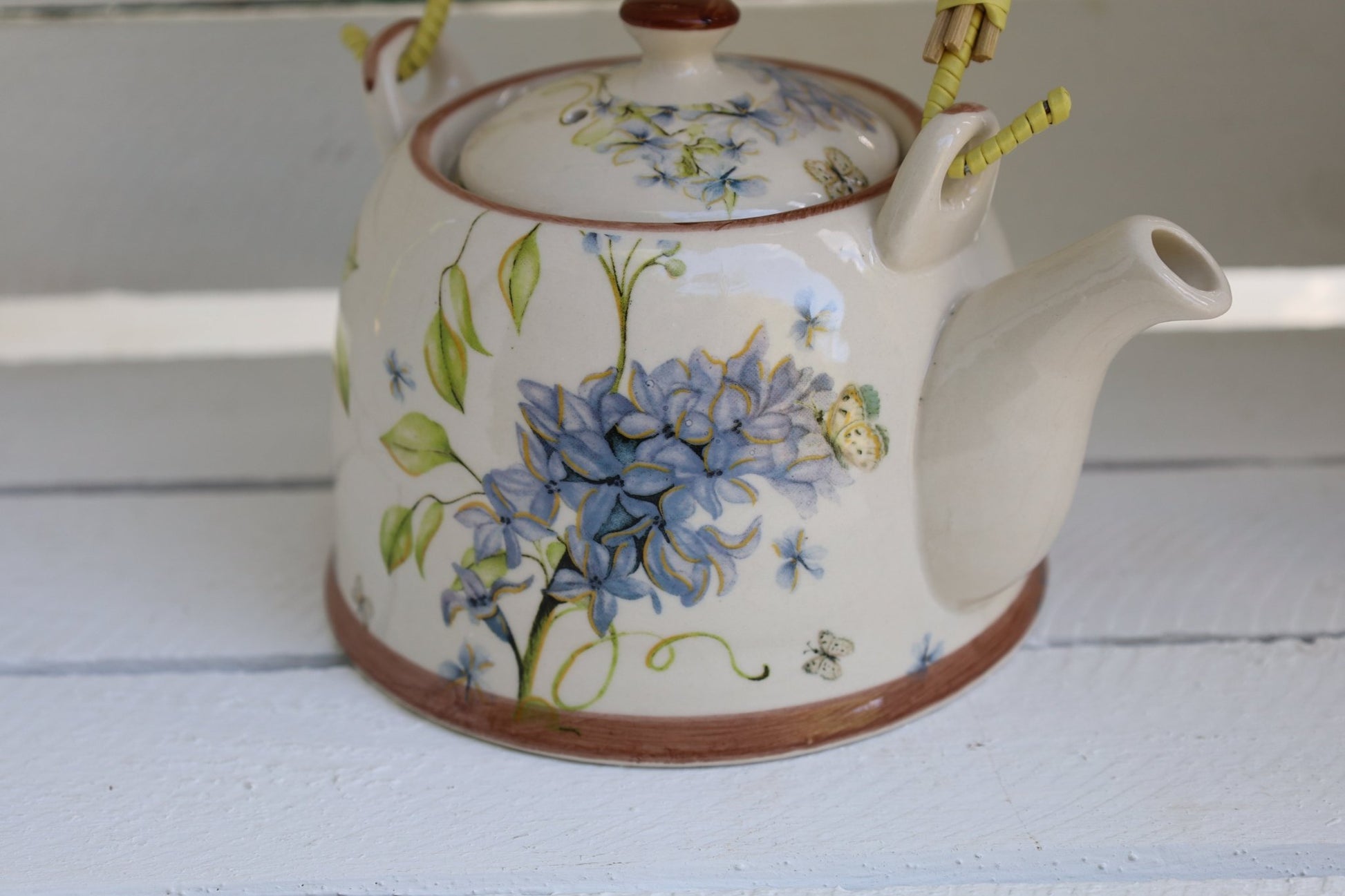 Teekanne aus Keramik inklusive Teesieb, 800 ml mit Blumenmotiv, Landhausstil {{ Shabby Chic und Landhaus Deko }} {{ www.Stein-Alt.de }}
