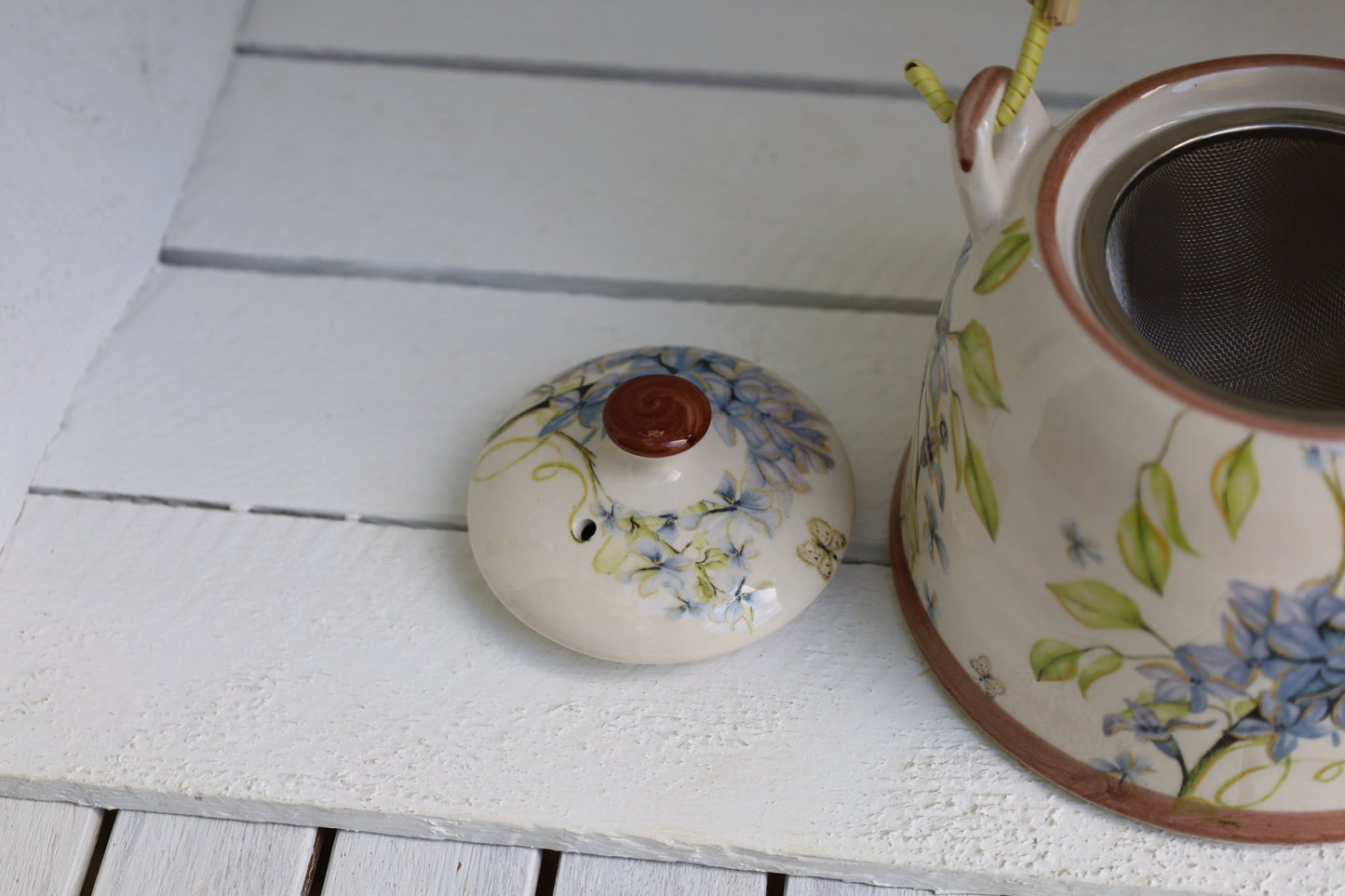 Teekanne aus Keramik inklusive Teesieb, 800 ml mit Blumenmotiv, Landhausstil {{ Shabby Chic und Landhaus Deko }} {{ www.Stein-Alt.de }}