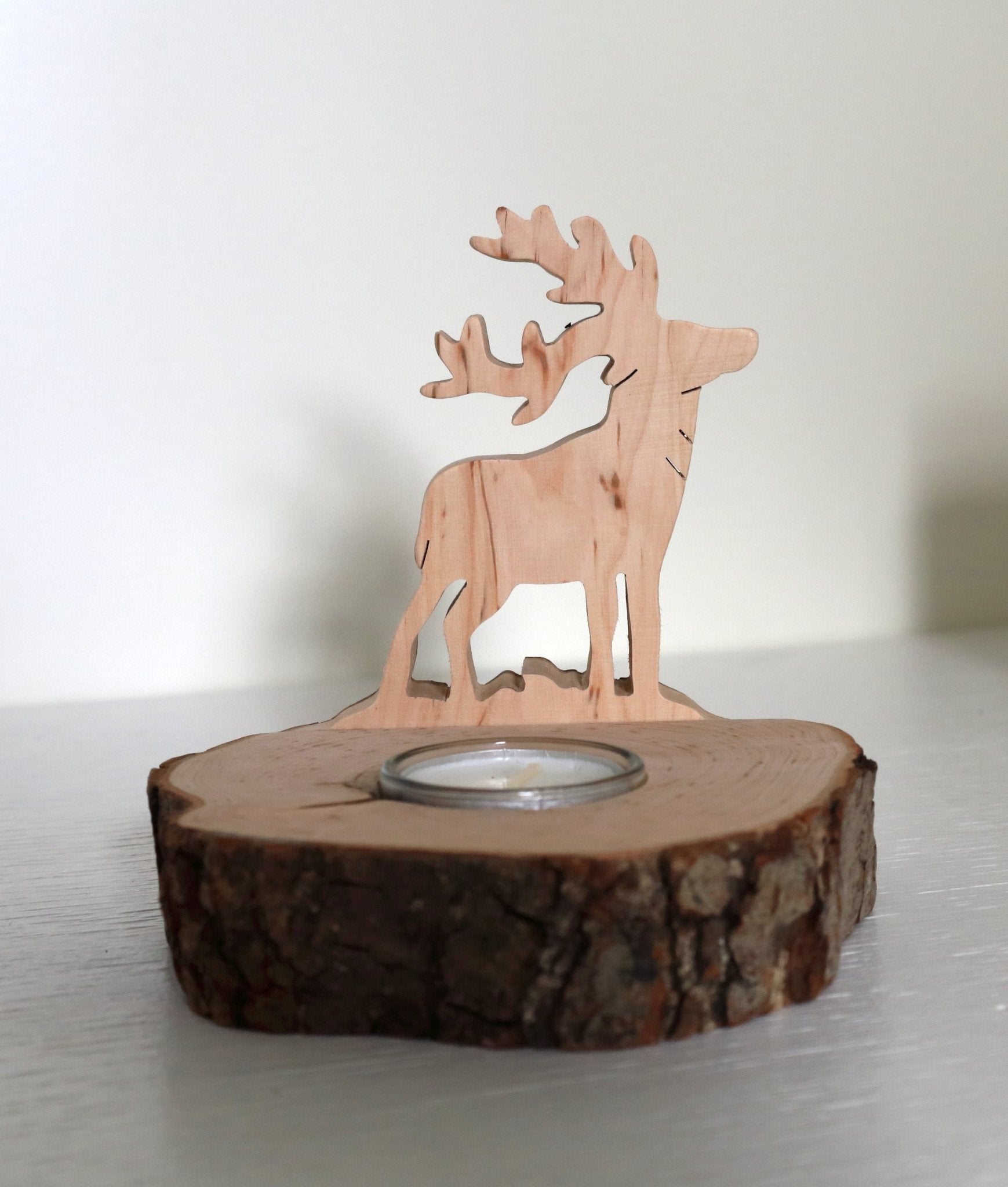 Teelichthalter Baumstamm mit Hirsch - Rustikale Weihnachtsdeko Holz {{ Shabby Chic und Landhaus Deko }} {{ www.Stein-Alt.de }}