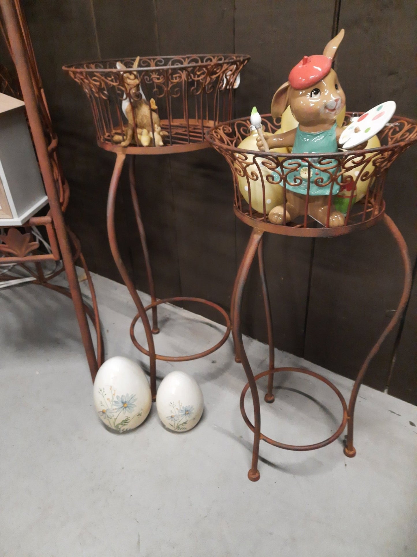 Terrakotta Ei mit Kornblumen - Frühlingsdeko Ostern Landhausstil {{ Shabby Chic und Landhaus Deko }} {{ www.Stein-Alt.de }}