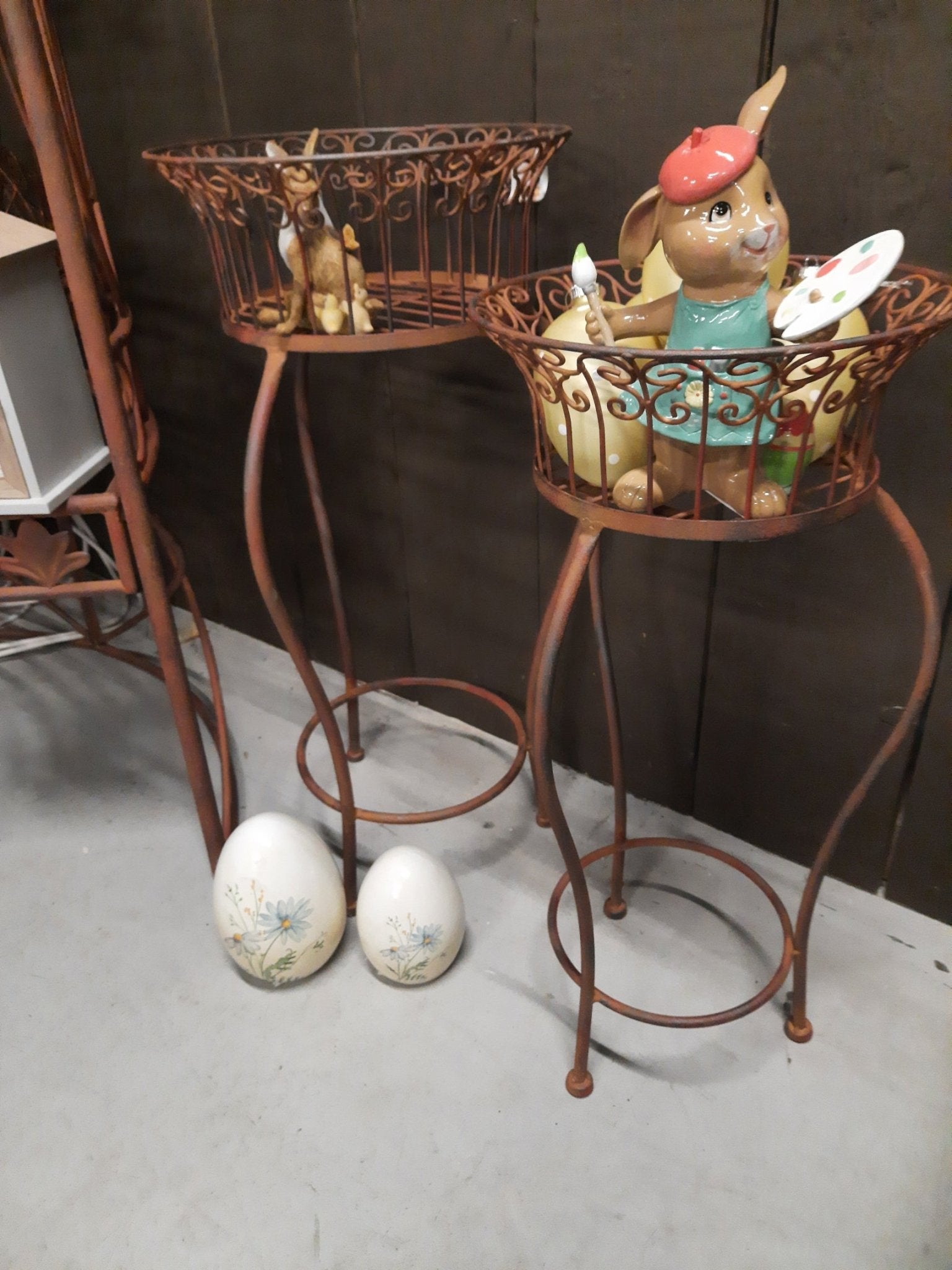 Terrakotta Ei mit Kornblumen - Frühlingsdeko Ostern Landhausstil {{ Shabby Chic und Landhaus Deko }} {{ www.Stein-Alt.de }}