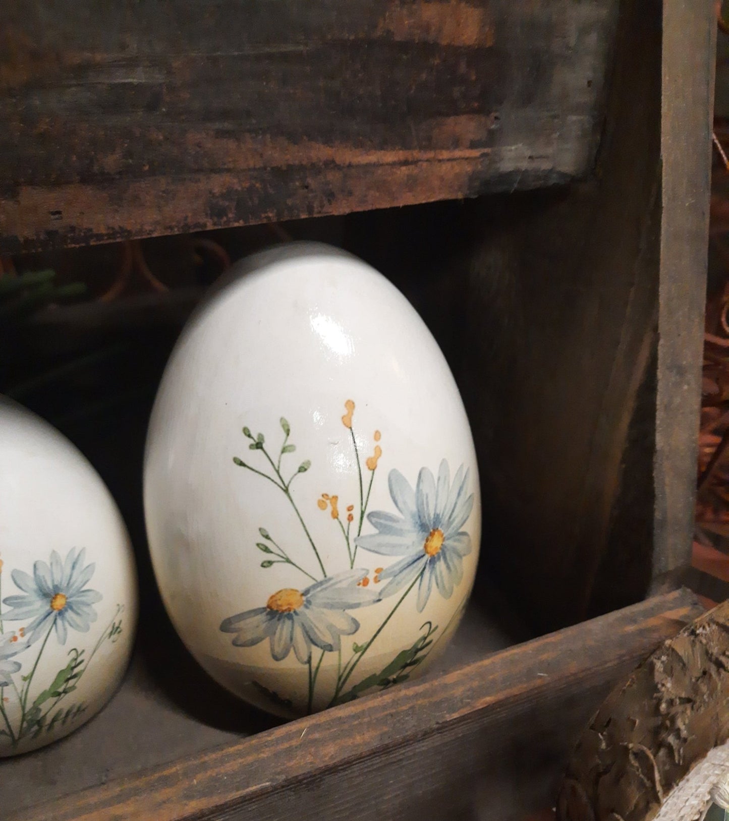 Terrakotta Ei mit Kornblumen - Frühlingsdeko Ostern Landhausstil {{ Shabby Chic und Landhaus Deko }} {{ www.Stein-Alt.de }}