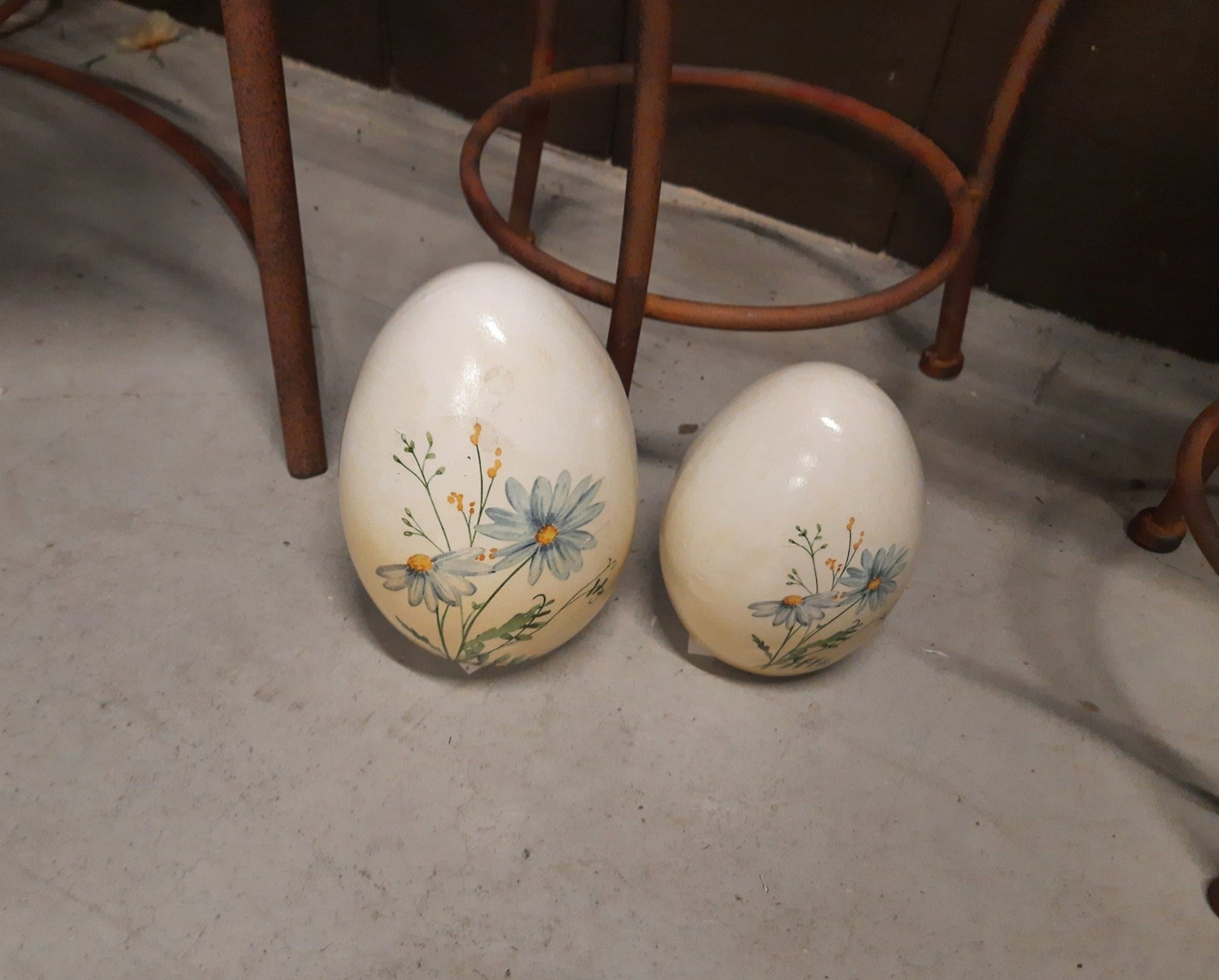 Terrakotta Ei mit Kornblumen - Frühlingsdeko Ostern Landhausstil {{ Shabby Chic und Landhaus Deko }} {{ www.Stein-Alt.de }}
