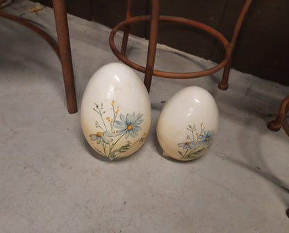 Figur Terrakotta Ei mit Kornblumen – Frühlingsdeko Ostern Landhausstil Shabby Chic und Landhaus Deko bei www.Stein-Alt.de