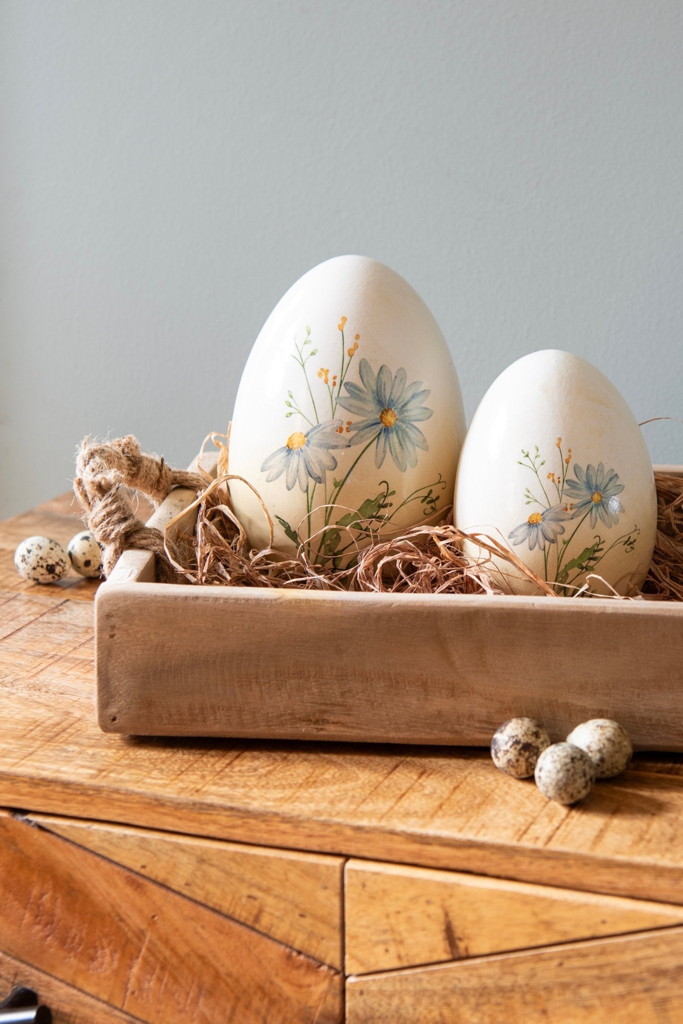 Terrakotta Ei mit Kornblumen - Frühlingsdeko Ostern Landhausstil {{ Shabby Chic und Landhaus Deko }} {{ www.Stein-Alt.de }}
