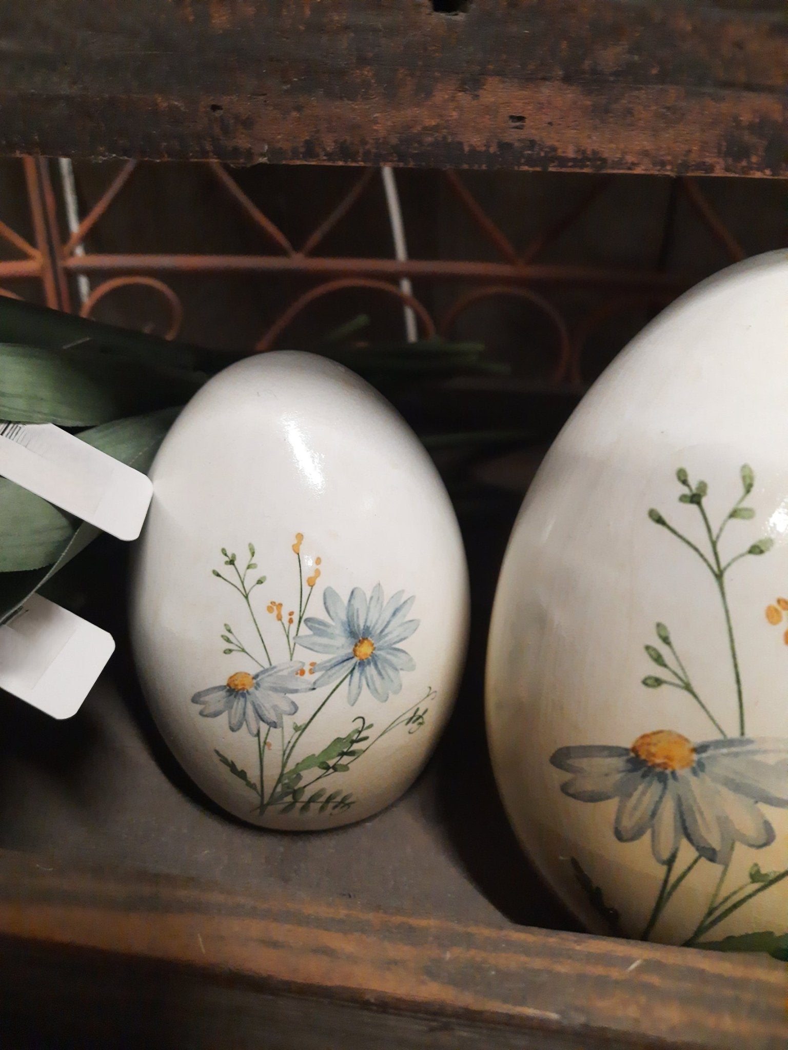 Terrakotta Ei mit Kornblumen - Frühlingsdeko Ostern Landhausstil {{ Shabby Chic und Landhaus Deko }} {{ www.Stein-Alt.de }}
