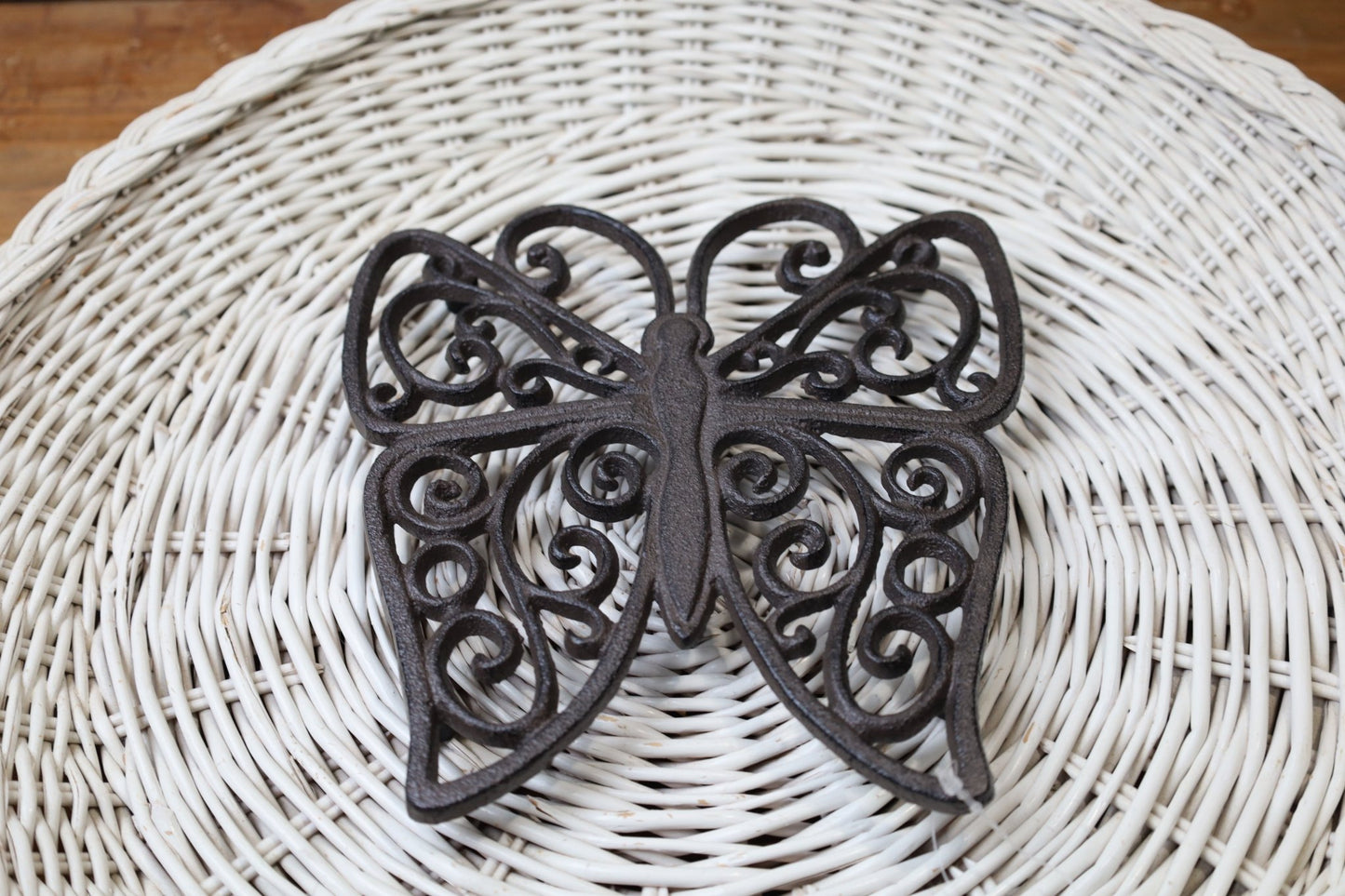 Topfuntersetzer Schmetterling aus Gusseisen - Landhausstil {{ Shabby Chic und Landhaus Deko }} {{ www.Stein-Alt.de }}