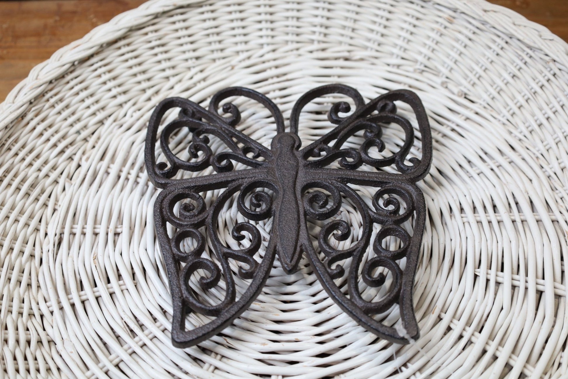 Topfuntersetzer Schmetterling aus Gusseisen - Landhausstil {{ Shabby Chic und Landhaus Deko }} {{ www.Stein-Alt.de }}