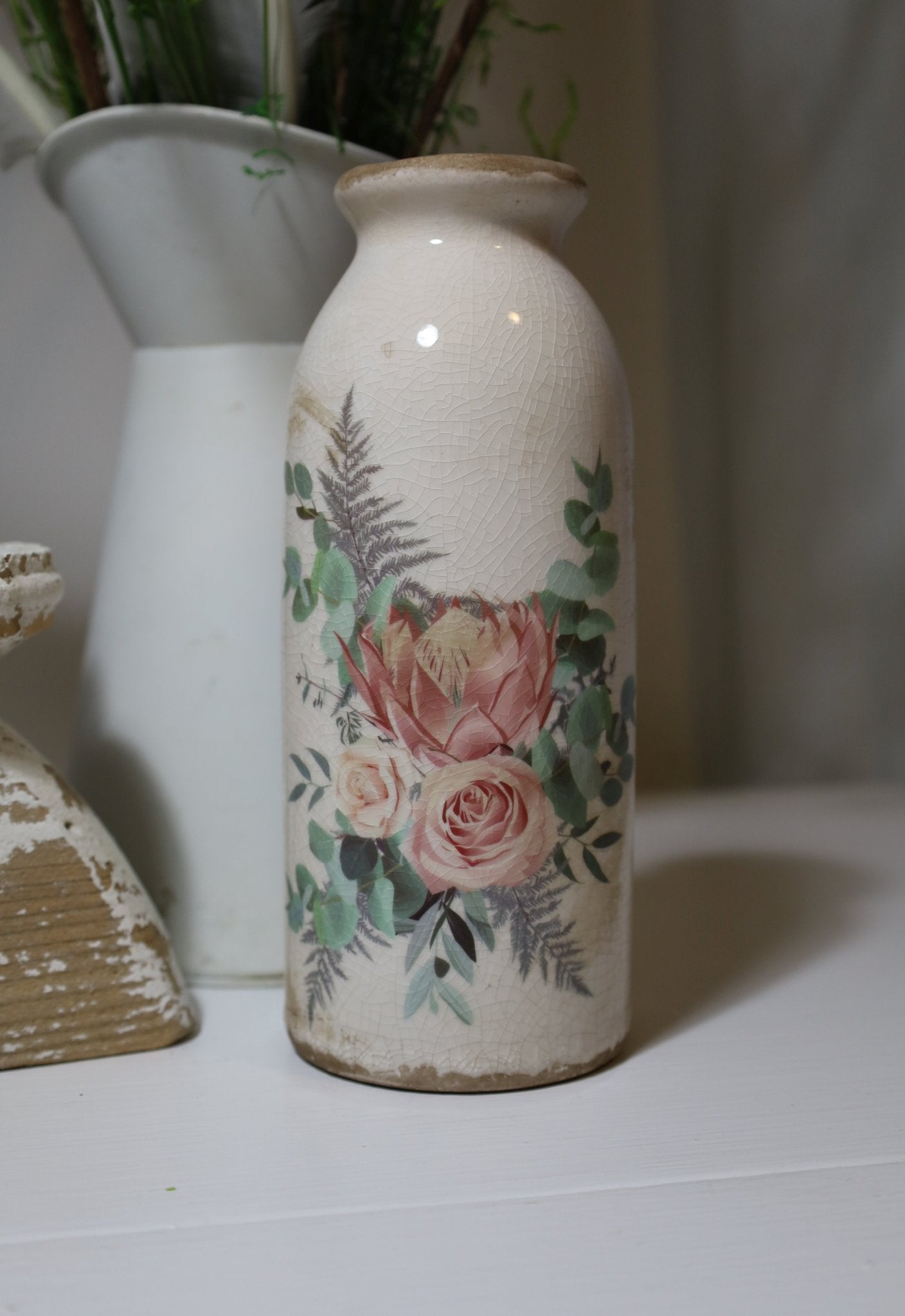 Vase in flaschenform im Brocante Stil mit Rosenmotiv aus Keramik in Beige-Rosa {{ Shabby Chic und Landhaus Deko }} {{ www.Stein-Alt.de }}