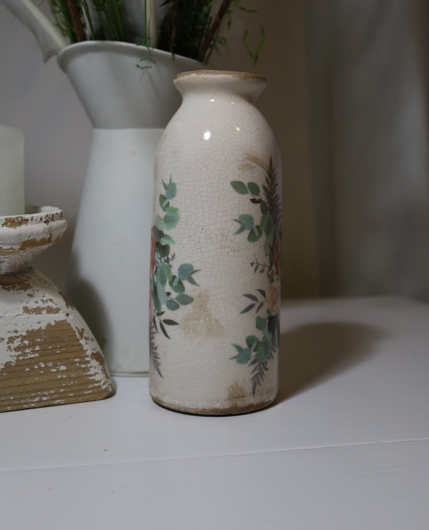 Vase in flaschenform im Brocante Stil mit Rosenmotiv aus Keramik in Beige-Rosa {{ Shabby Chic und Landhaus Deko }} {{ www.Stein-Alt.de }}