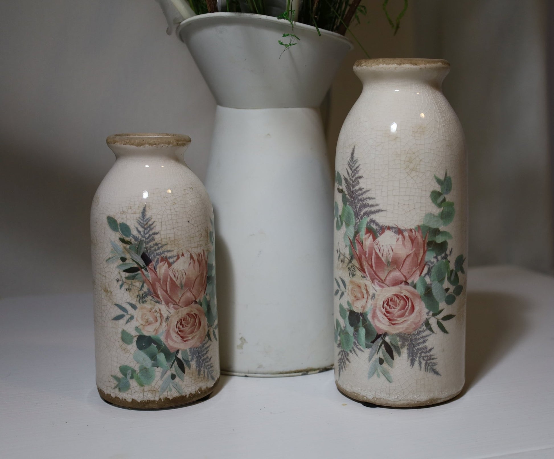 Vase in flaschenform im Brocante Stil mit Rosenmotiv aus Keramik in Beige-Rosa {{ Shabby Chic und Landhaus Deko }} {{ www.Stein-Alt.de }}