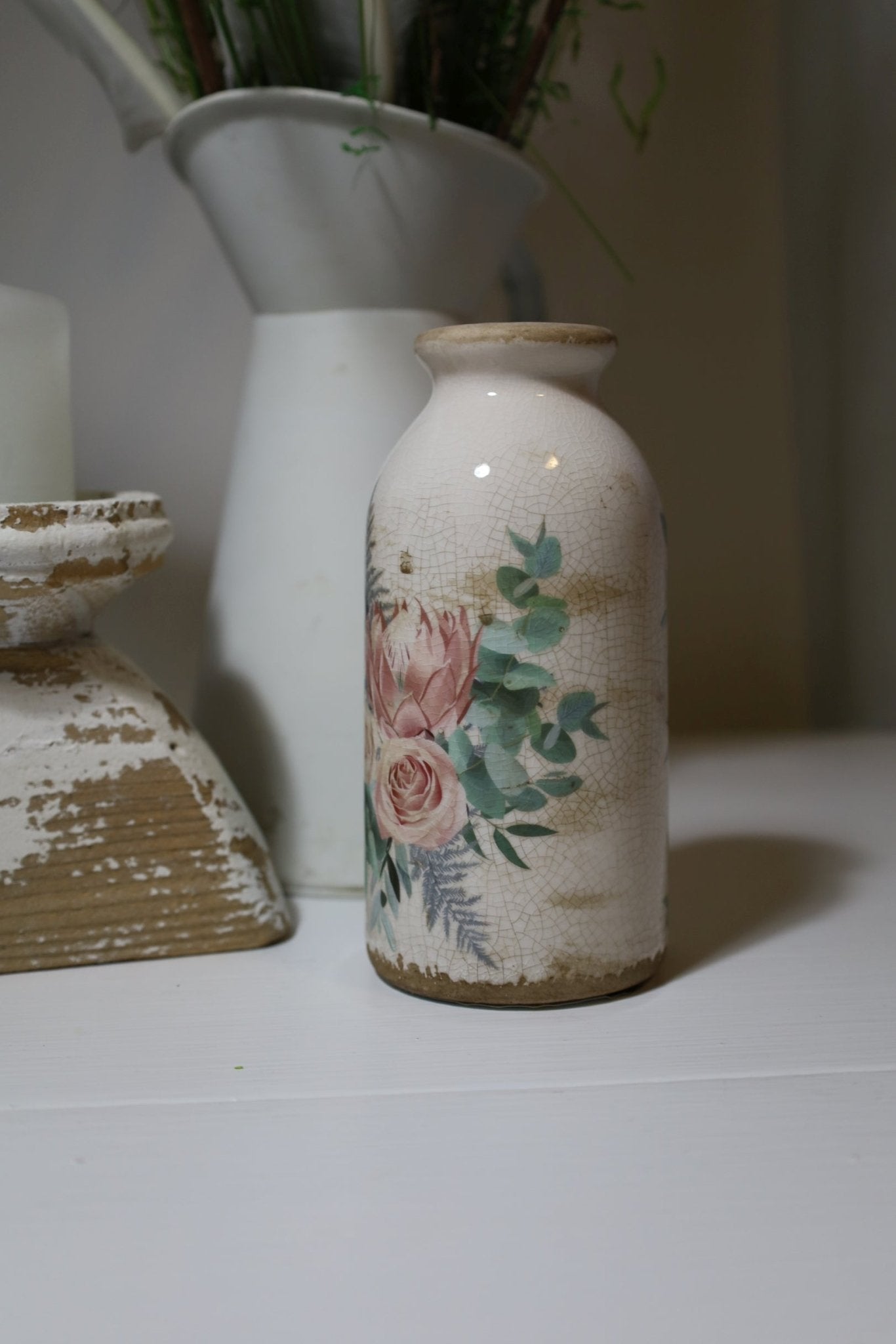 Vase in flaschenform im Brocante Stil mit Rosenmotiv aus Keramik in Beige-Rosa {{ Shabby Chic und Landhaus Deko }} {{ www.Stein-Alt.de }}