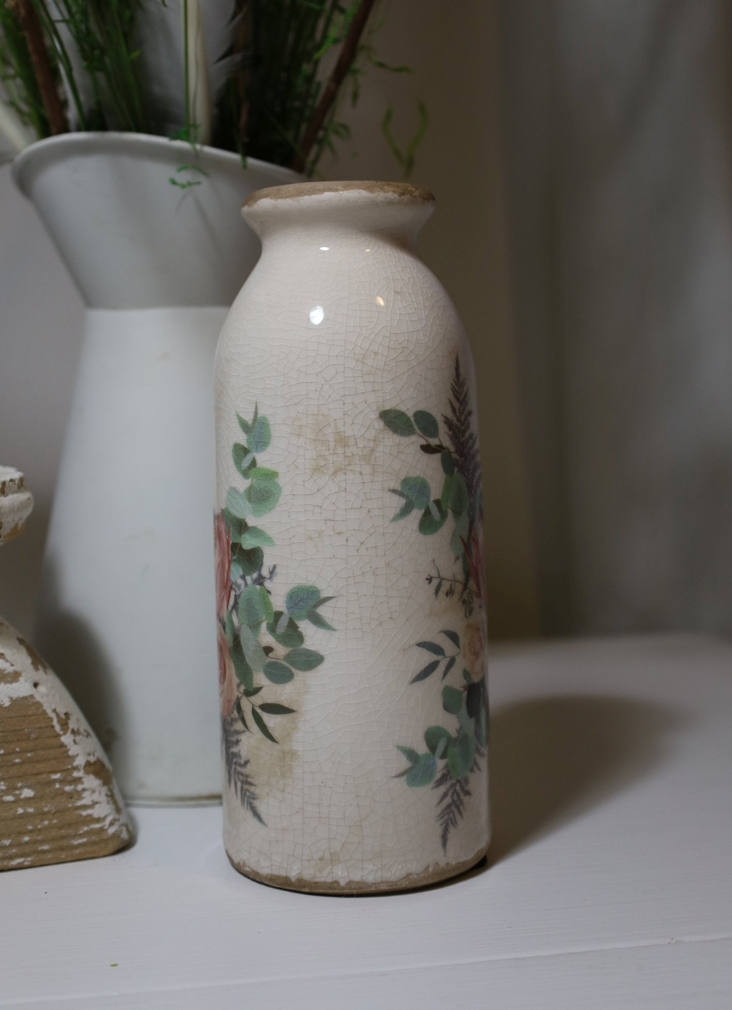 Vase in flaschenform im Brocante Stil mit Rosenmotiv aus Keramik in Beige-Rosa {{ Shabby Chic und Landhaus Deko }} {{ www.Stein-Alt.de }}
