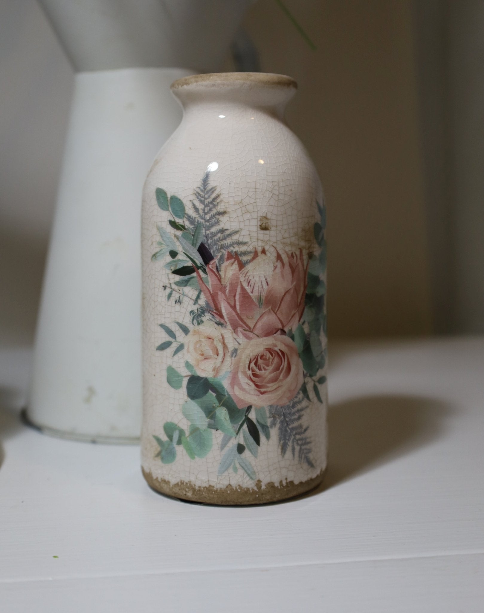 Vase in flaschenform im Brocante Stil mit Rosenmotiv aus Keramik in Beige-Rosa {{ Shabby Chic und Landhaus Deko }} {{ www.Stein-Alt.de }}