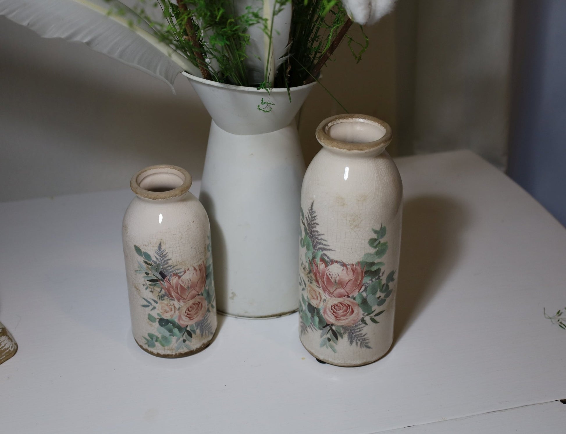Vase in flaschenform im Brocante Stil mit Rosenmotiv aus Keramik in Beige-Rosa {{ Shabby Chic und Landhaus Deko }} {{ www.Stein-Alt.de }}