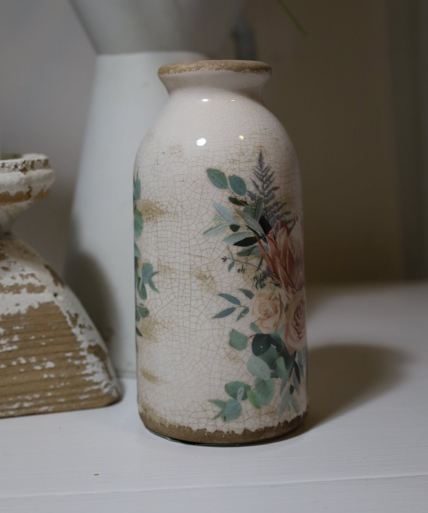 Vase in flaschenform im Brocante Stil mit Rosenmotiv aus Keramik in Beige-Rosa {{ Shabby Chic und Landhaus Deko }} {{ www.Stein-Alt.de }}