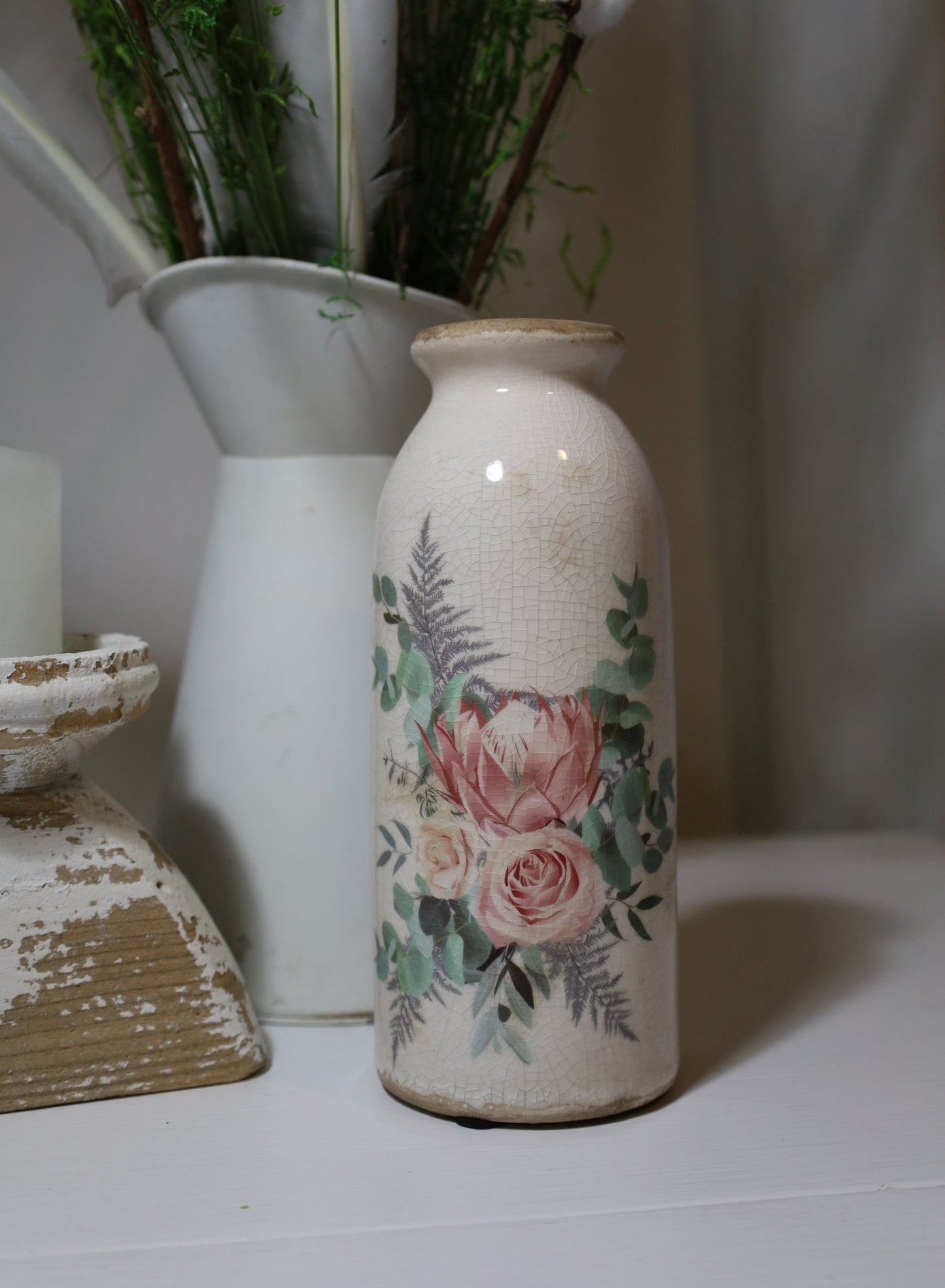 Vase in flaschenform im Brocante Stil mit Rosenmotiv aus Keramik in Beige-Rosa {{ Shabby Chic und Landhaus Deko }} {{ www.Stein-Alt.de }}